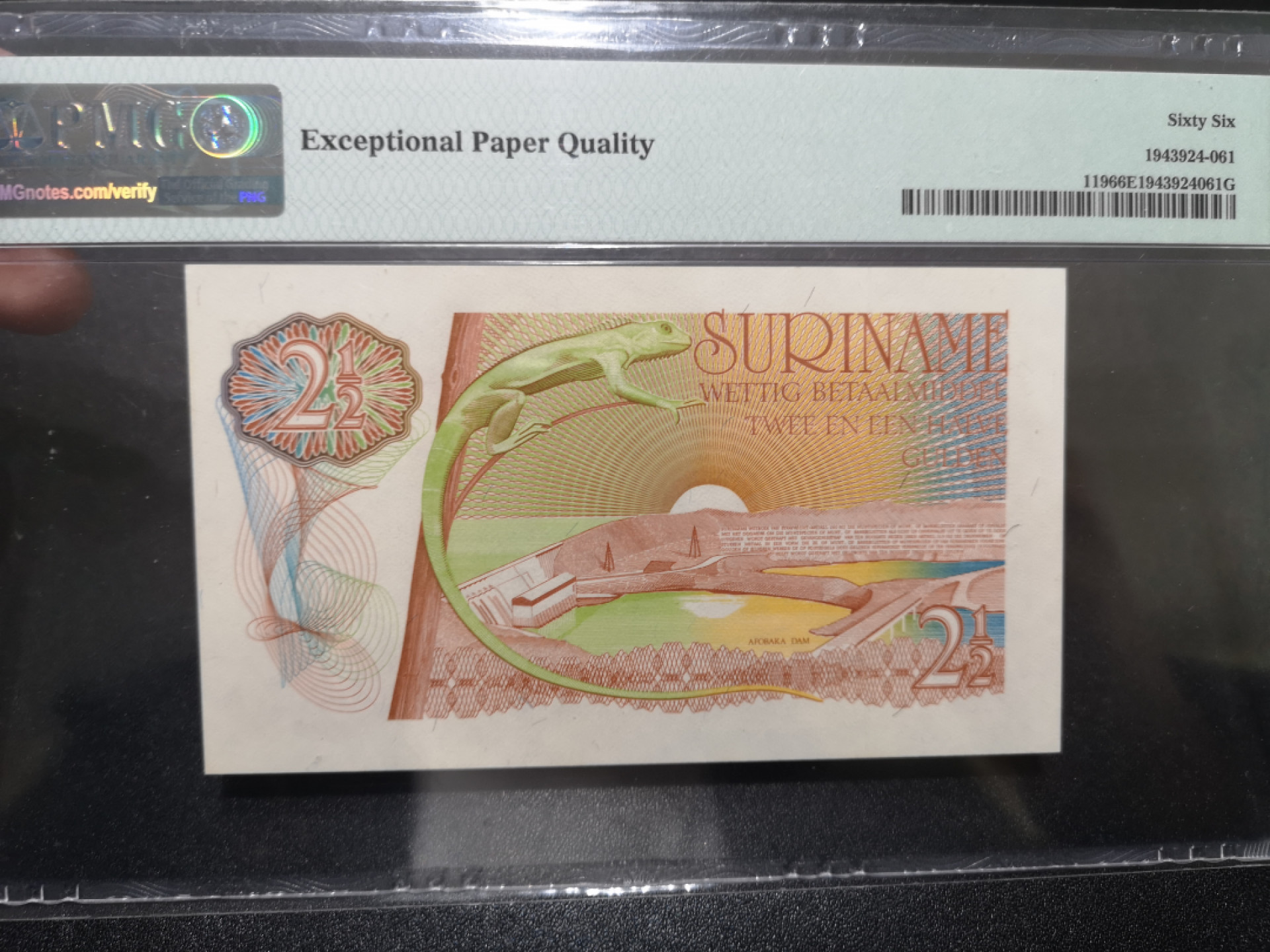 《外钞收藏家》第一百五十七期拍卖（本期62件）（连拍场） 1985年苏里南2 1/2盾 BWC作品 PMG66