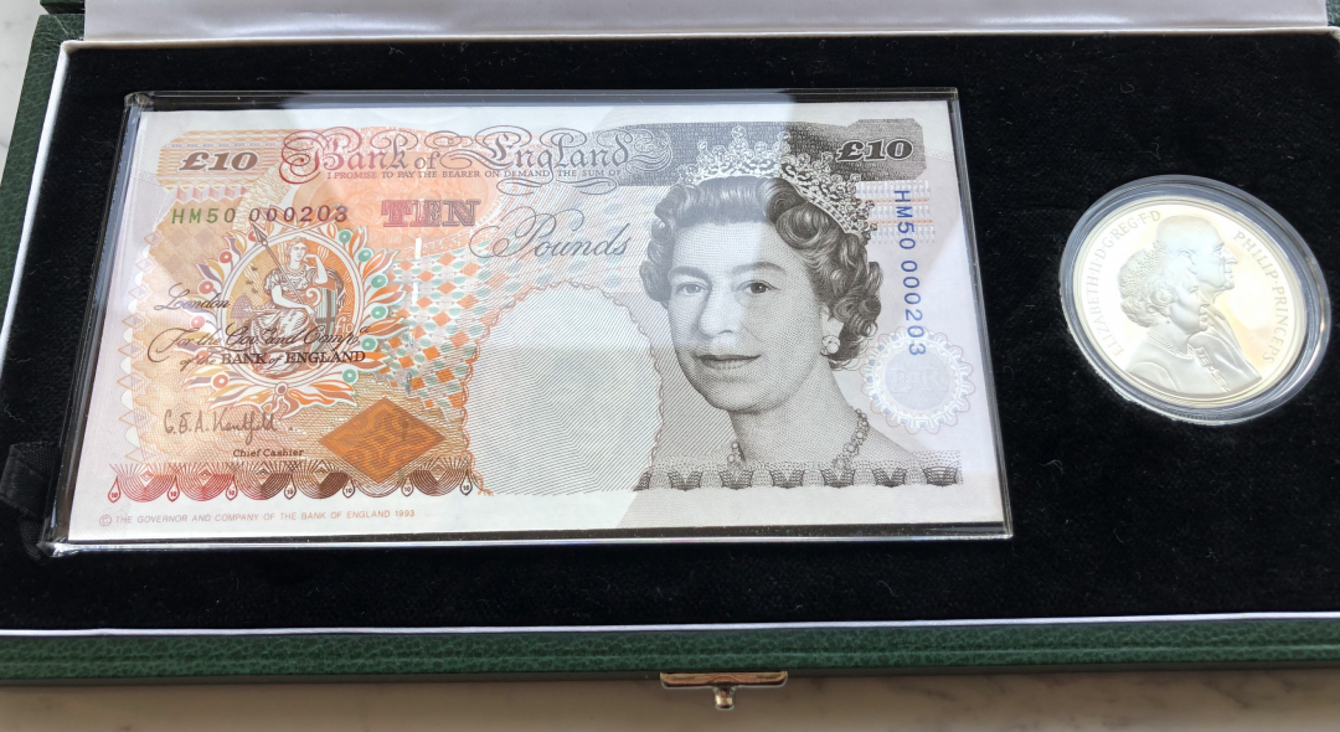 2025第25场（总第225期）：精品测试钞、纪念钞、塑料钞、连体钞综合场 百位小号HM50 000203 英国1997版“女王结婚50周年金婚纪念”10镑纪念版盒装UNC（含5镑纪念银币、发行量1500盒）纪念章塑料壳破损