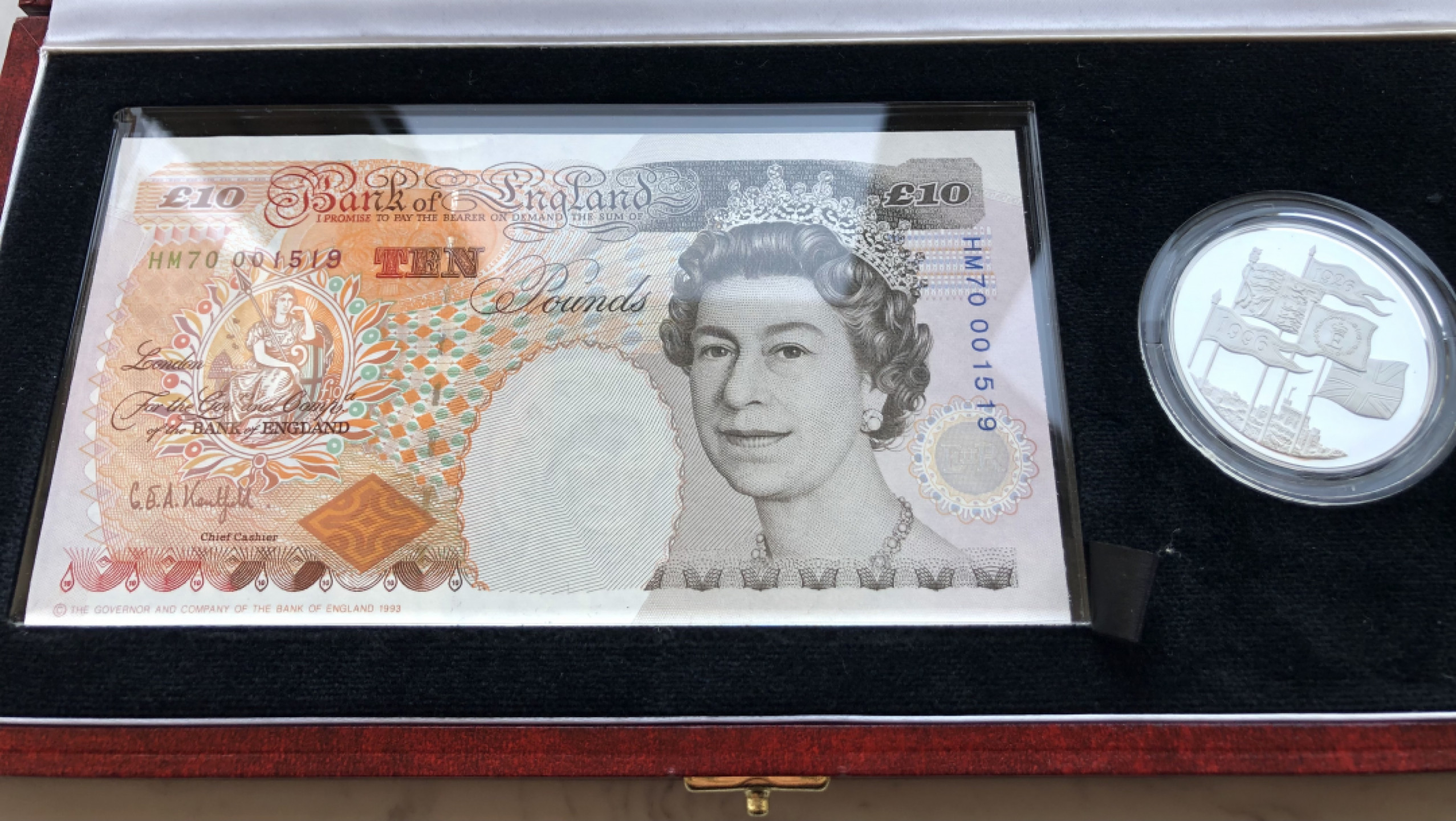 2025第25场（总第225期）：精品测试钞、纪念钞、塑料钞、连体钞综合场 千位小号HM70 001519 英国1996版“英女王诞辰70周年”10镑盒装纪念版UNC（含5镑纪念银币、发行量2000盒）