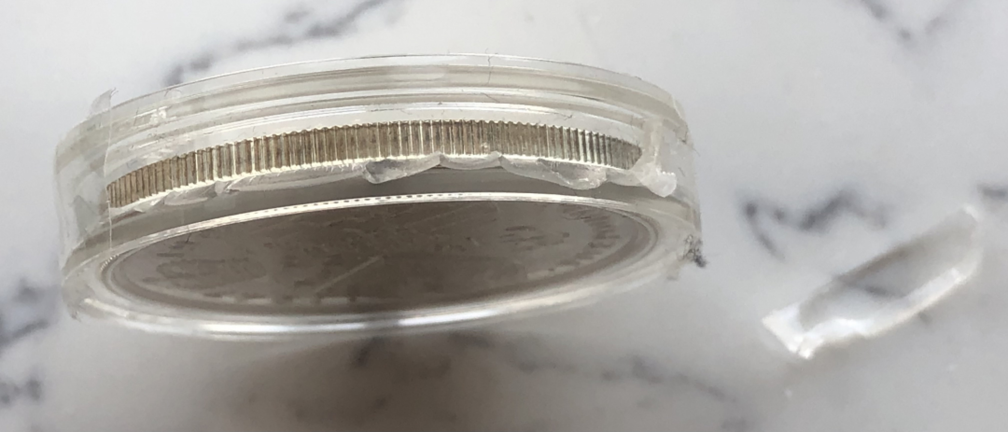 2025第25场（总第225期）：精品测试钞、纪念钞、塑料钞、连体钞综合场 百位小号HM50 000203 英国1997版“女王结婚50周年金婚纪念”10镑纪念版盒装UNC（含5镑纪念银币、发行量1500盒）纪念章塑料壳破损