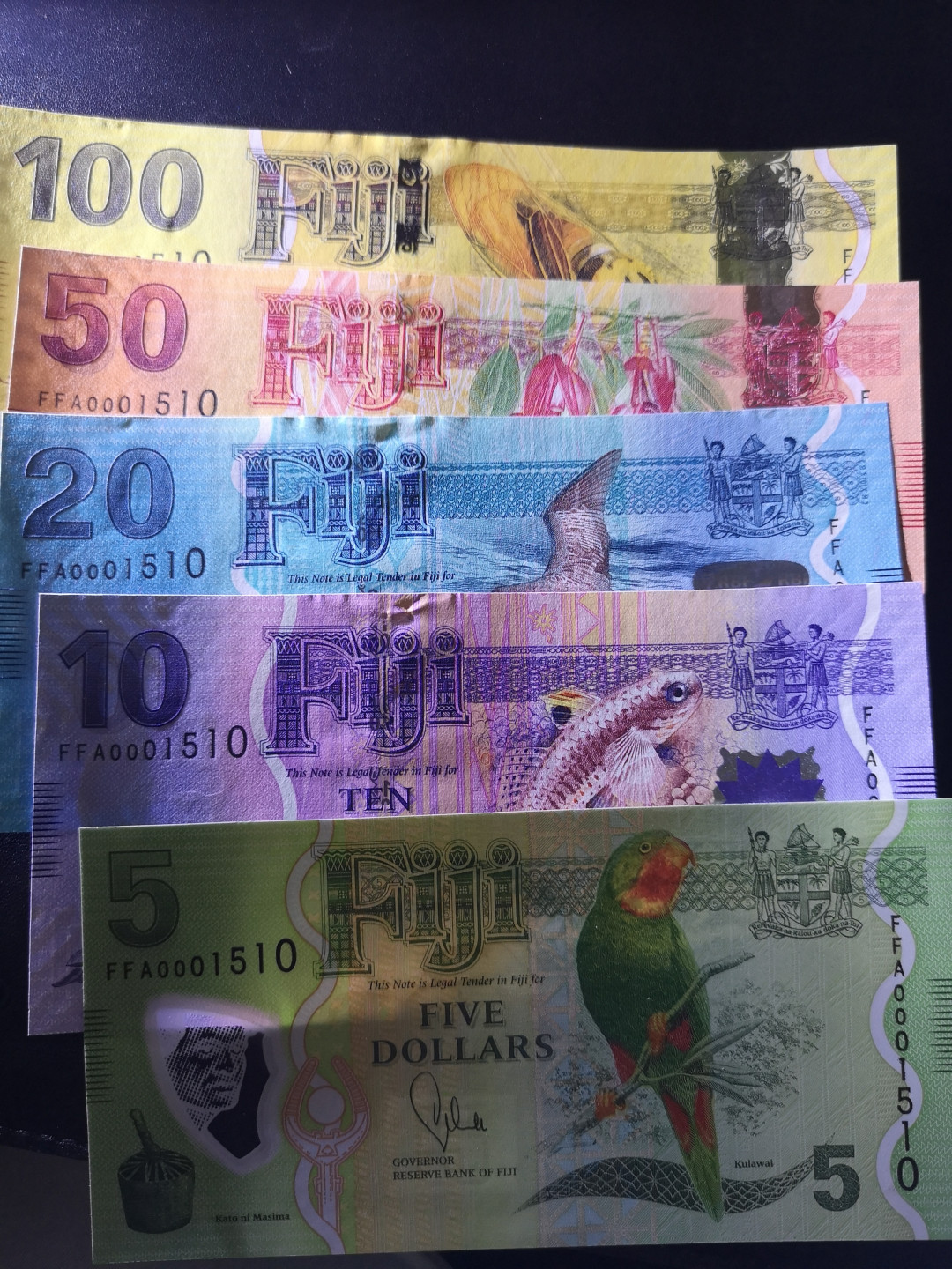 《外钞收藏家》第一百五十七期拍卖（本期62件）（连拍场） 斐济首发全同号一套 1510号 全新UNC 原装册子