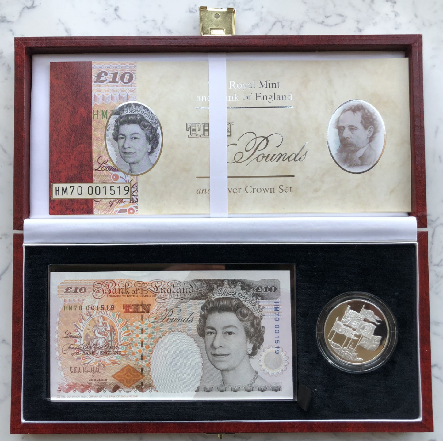 2025第25场（总第225期）：精品测试钞、纪念钞、塑料钞、连体钞综合场 千位小号HM70 001519 英国1996版“英女王诞辰70周年”10镑盒装纪念版UNC（含5镑纪念银币、发行量2000盒）