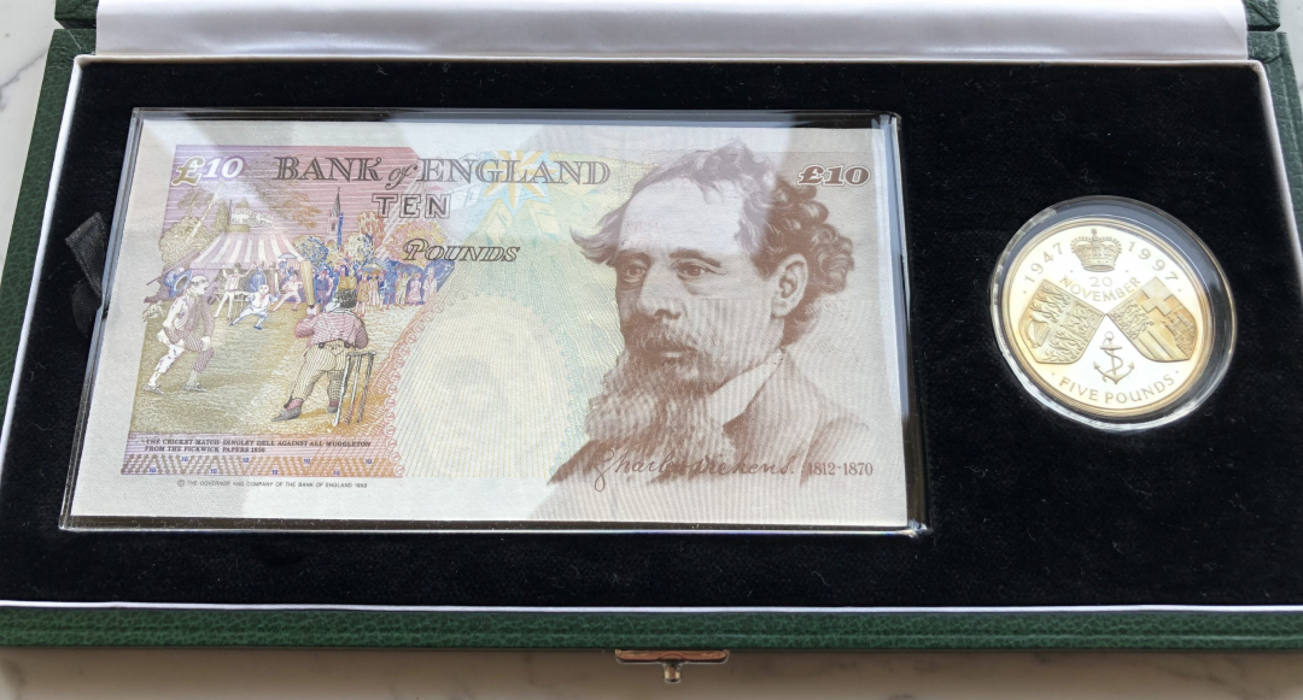 2025第25场（总第225期）：精品测试钞、纪念钞、塑料钞、连体钞综合场 百位小号HM50 000203 英国1997版“女王结婚50周年金婚纪念”10镑纪念版盒装UNC（含5镑纪念银币、发行量1500盒）纪念章塑料壳破损