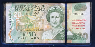 新西兰“英女王诞辰70周年”20元加盖纪念钞盒装UNC（含5元纪念银币）ER000372（发行量3000枚）