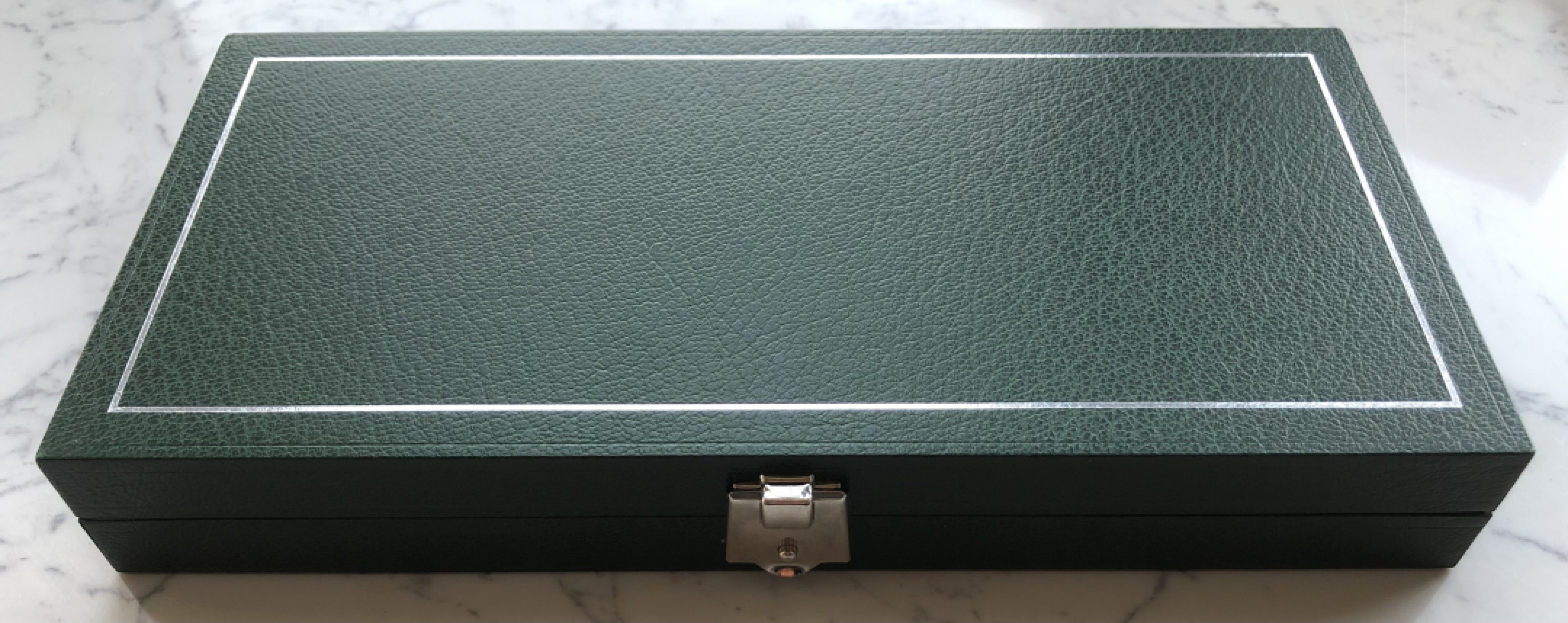 2025第25场（总第225期）：精品测试钞、纪念钞、塑料钞、连体钞综合场 百位小号HM50 000203 英国1997版“女王结婚50周年金婚纪念”10镑纪念版盒装UNC（含5镑纪念银币、发行量1500盒）纪念章塑料壳破损