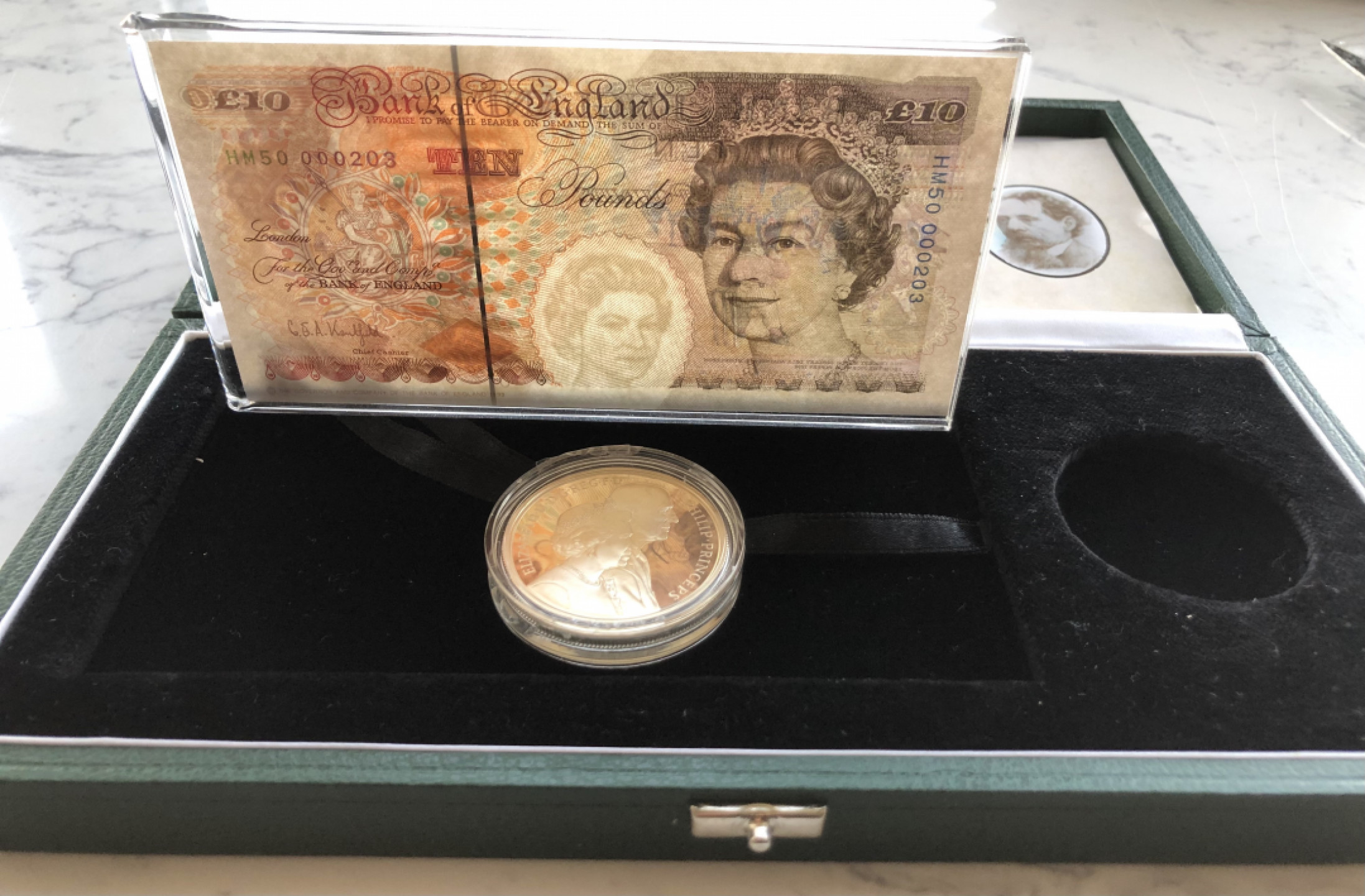 2025第25场（总第225期）：精品测试钞、纪念钞、塑料钞、连体钞综合场 百位小号HM50 000203 英国1997版“女王结婚50周年金婚纪念”10镑纪念版盒装UNC（含5镑纪念银币、发行量1500盒）纪念章塑料壳破损