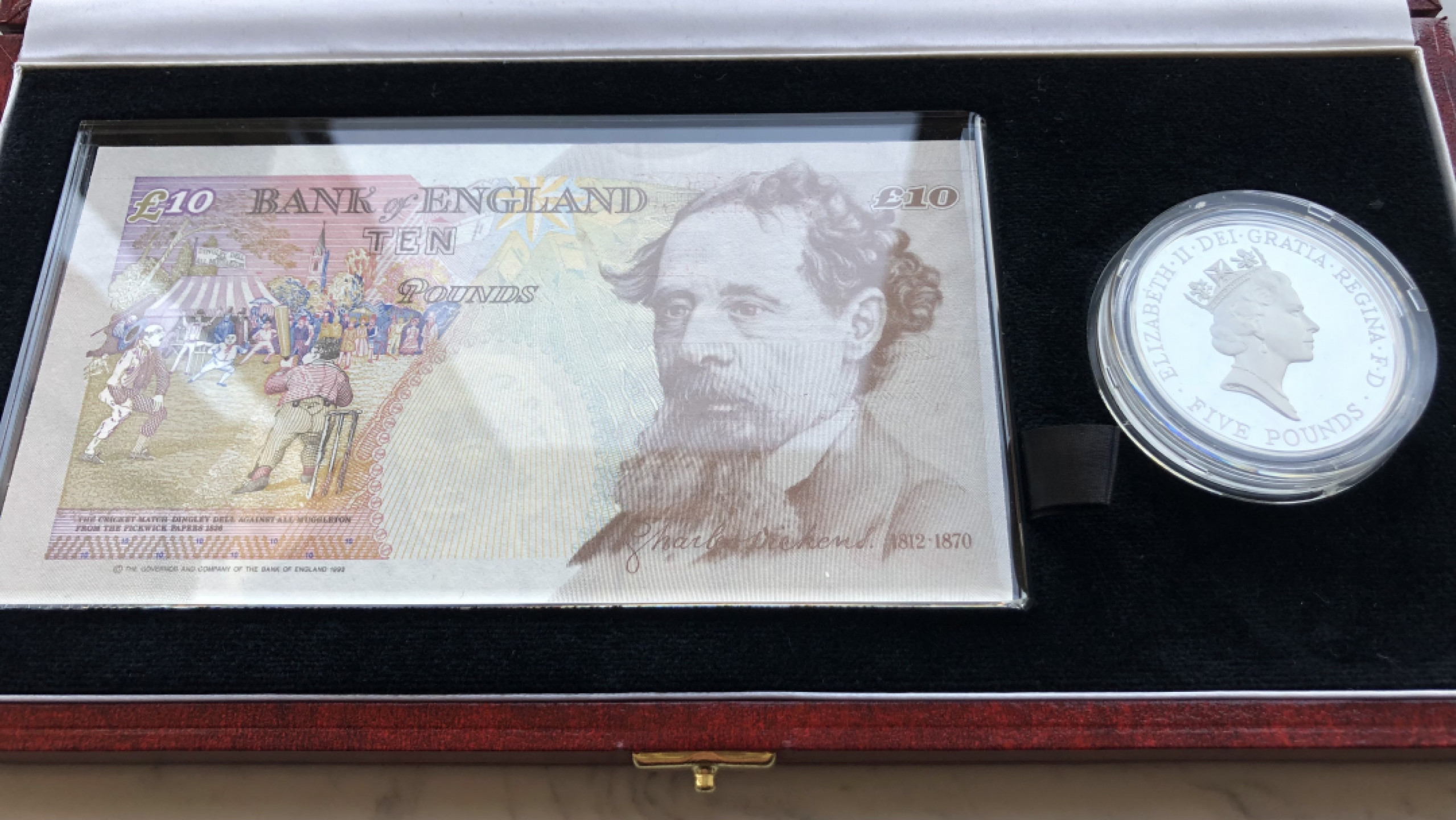 2025第25场（总第225期）：精品测试钞、纪念钞、塑料钞、连体钞综合场 千位小号HM70 001519 英国1996版“英女王诞辰70周年”10镑盒装纪念版UNC（含5镑纪念银币、发行量2000盒）