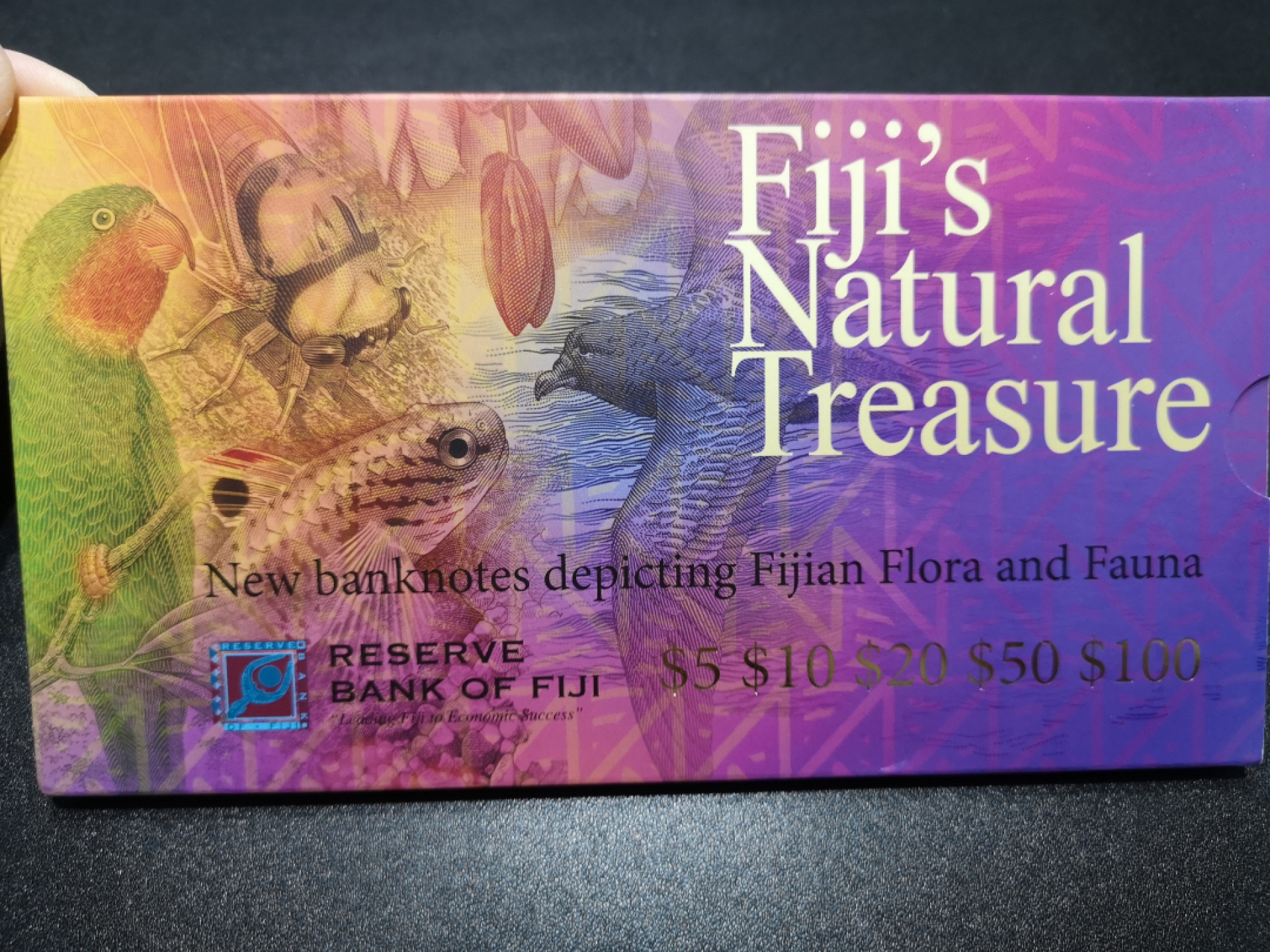 《外钞收藏家》第一百五十七期拍卖（本期62件）（连拍场） 斐济首发全同号一套 1510号 全新UNC 原装册子