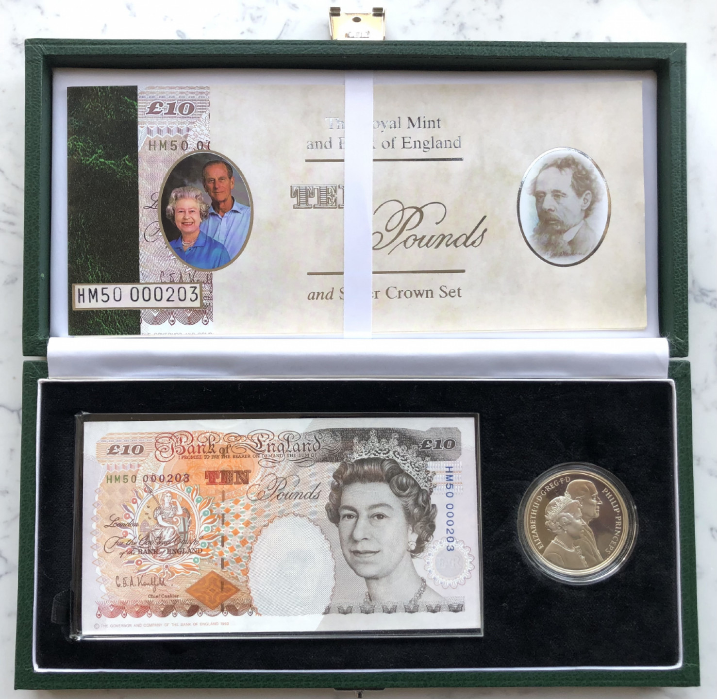 2025第25场（总第225期）：精品测试钞、纪念钞、塑料钞、连体钞综合场 百位小号HM50 000203 英国1997版“女王结婚50周年金婚纪念”10镑纪念版盒装UNC（含5镑纪念银币、发行量1500盒）纪念章塑料壳破损