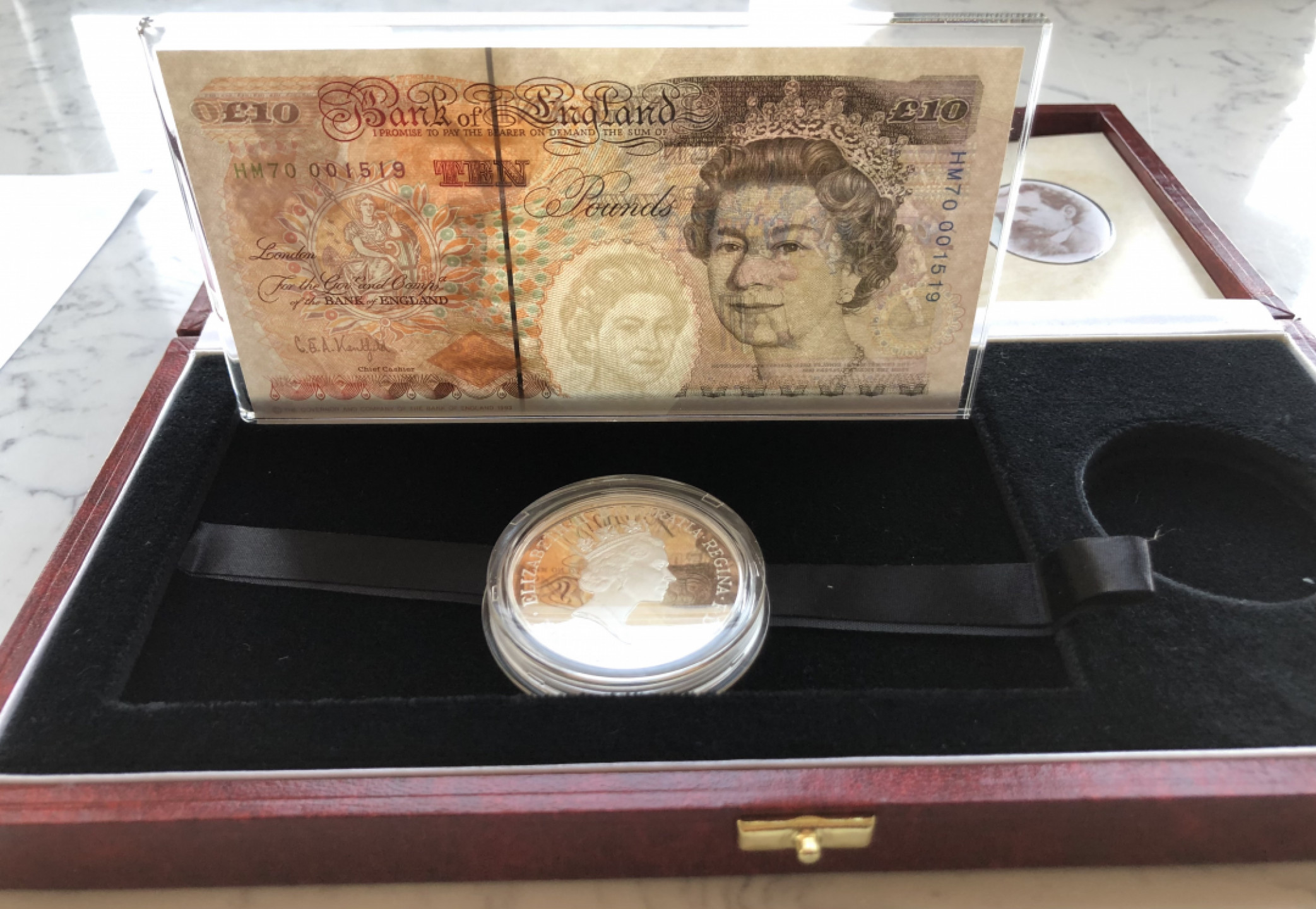 2025第25场（总第225期）：精品测试钞、纪念钞、塑料钞、连体钞综合场 千位小号HM70 001519 英国1996版“英女王诞辰70周年”10镑盒装纪念版UNC（含5镑纪念银币、发行量2000盒）