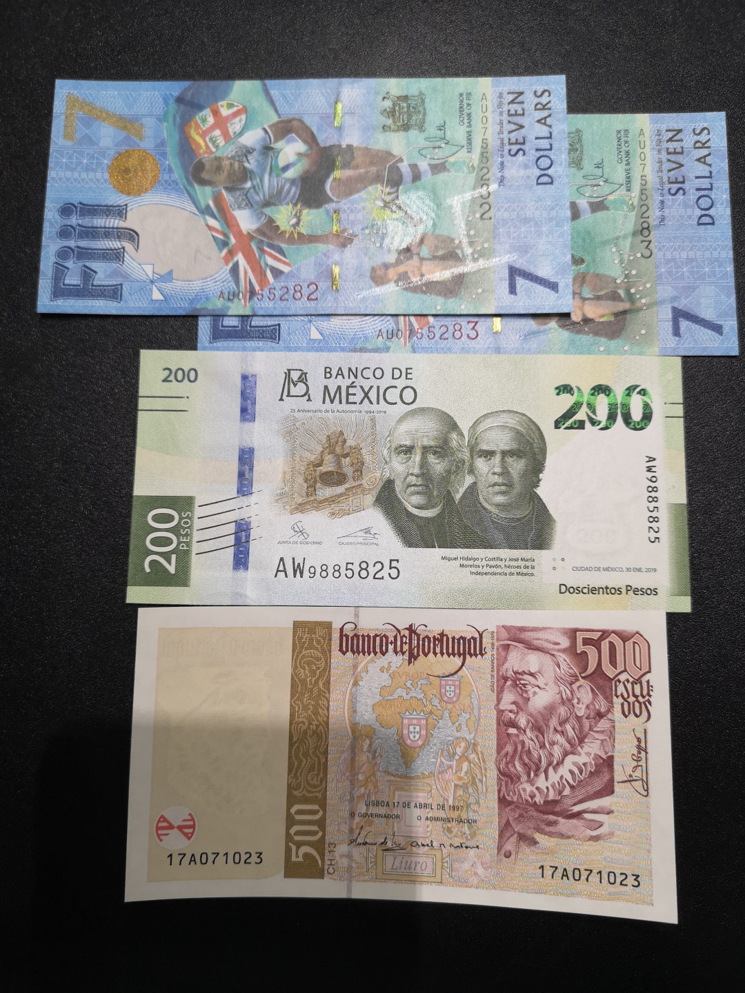 《外钞收藏家》第一百五十七期拍卖（本期62件）（连拍场） 葡萄牙500、墨西哥200、斐济两张 共4张 全新UNC