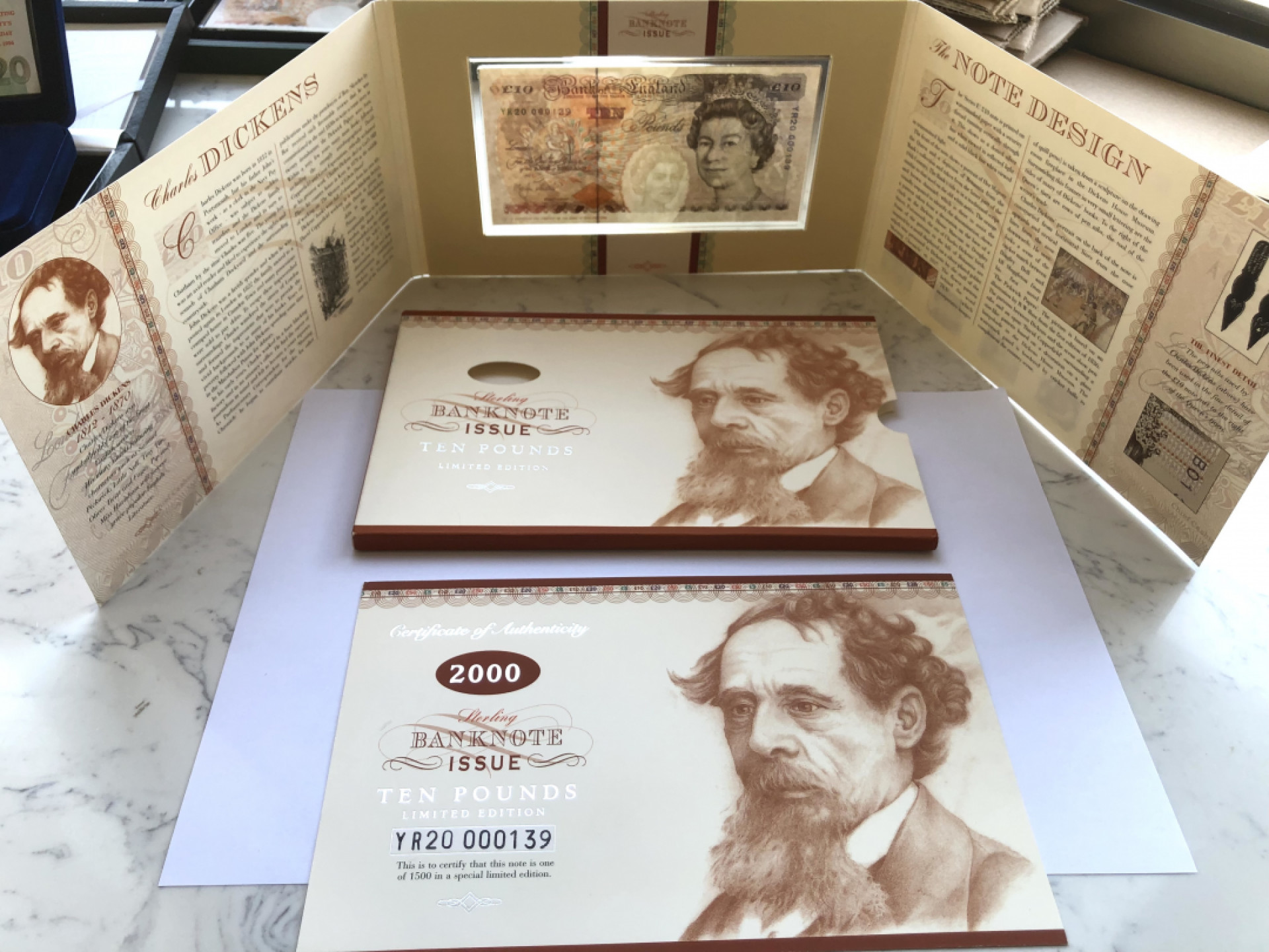 2025第25场（总第225期）：精品测试钞、纪念钞、塑料钞、连体钞综合场 百位小号YR20 000139 英国2000版“千禧年”10镑册装纪念版UNC（发行量1500册）