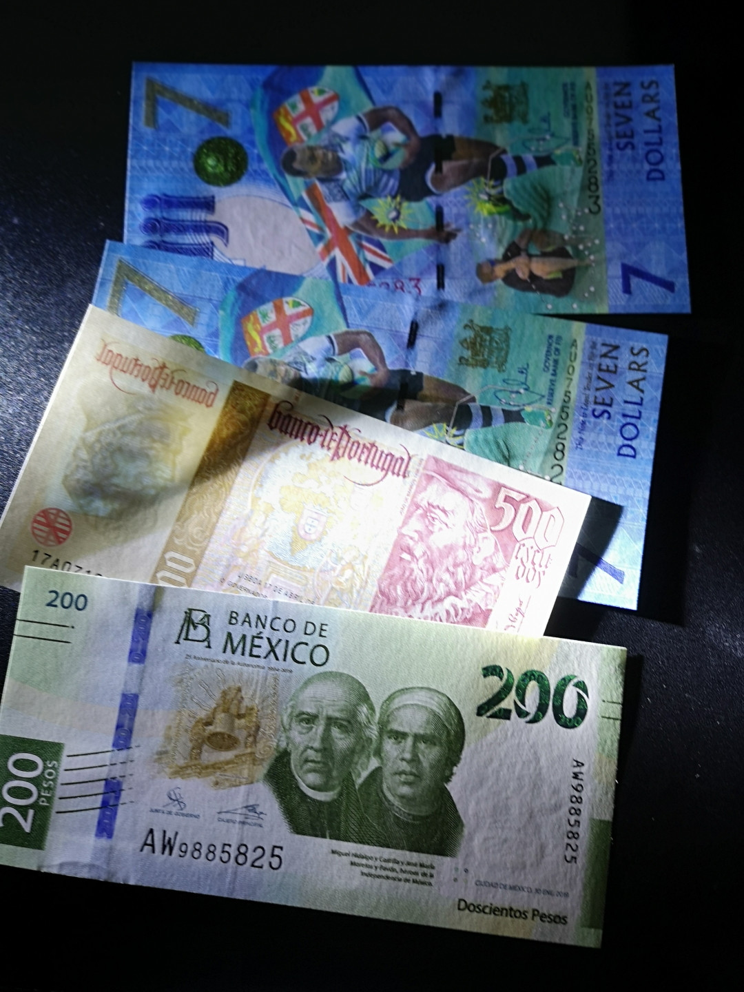 《外钞收藏家》第一百五十七期拍卖（本期62件）（连拍场） 葡萄牙500、墨西哥200、斐济两张 共4张 全新UNC