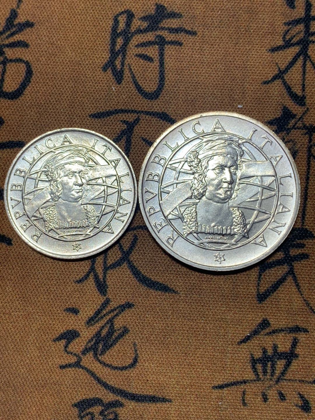 《竞宝斋》钱币微拍-第23场（全场顺丰包邮） 意大利1989年哥伦布航海探险500周年纪念200里拉、500里拉银币一对 835银，重量分别为5g、11g，直径分别为24mm、29.3mm，发行量7万5千枚。