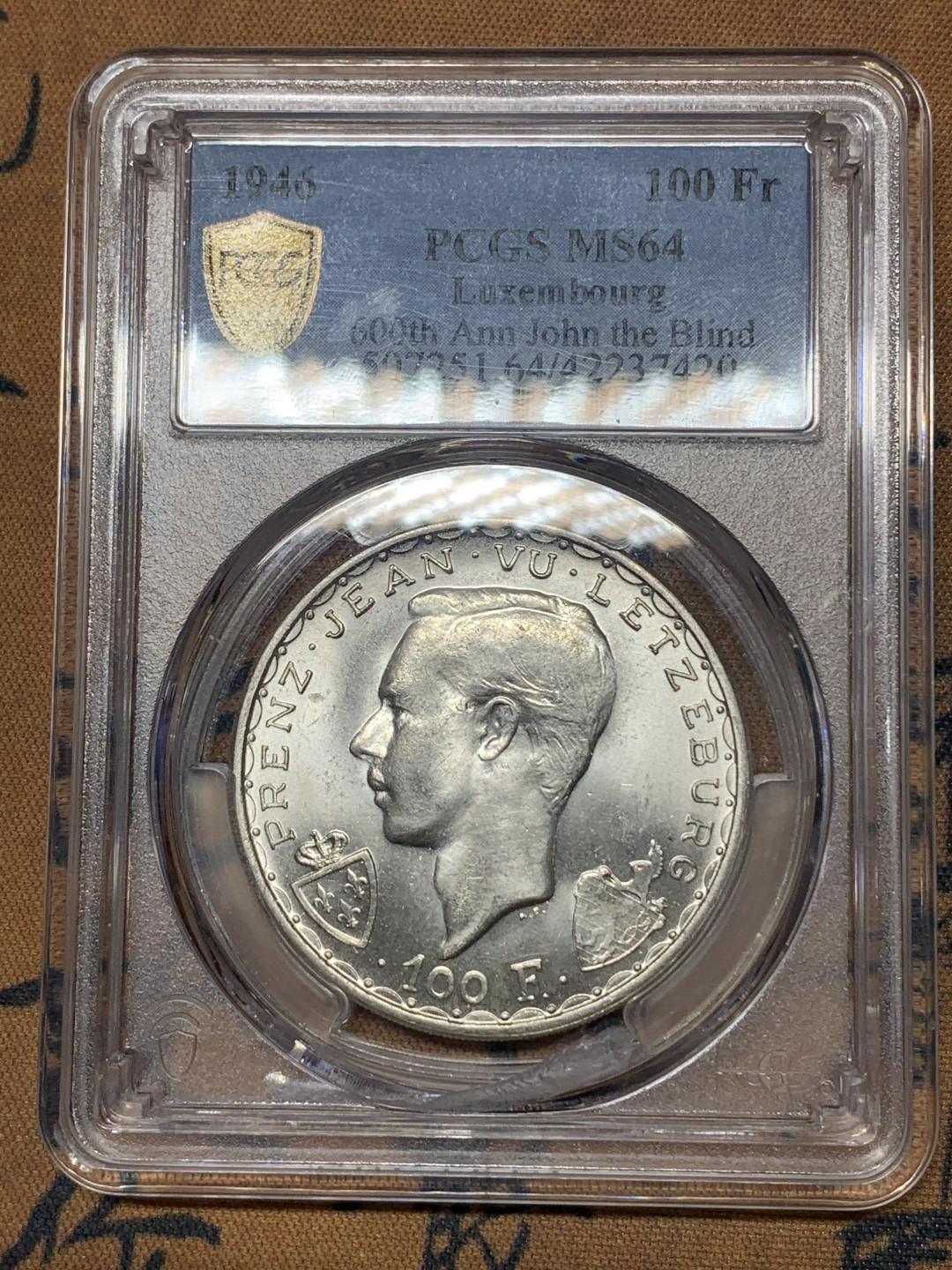 《竞宝斋》钱币微拍-第23场（全场顺丰包邮） pcgs-ms64 1946年卢森堡100法郎银币 原光大银状态佳 骑士大马剑 飘逸驰骋 盒子下部内裂痕迹，背面支撑角有损