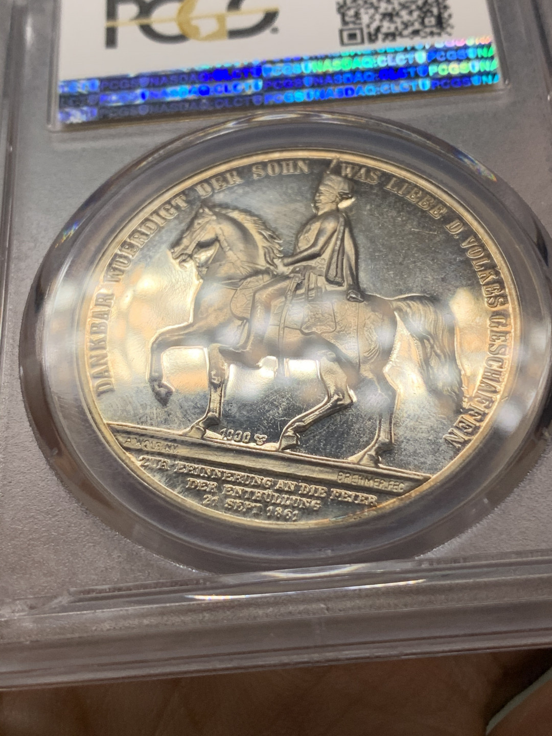 《竞宝斋》钱币微拍-第23场（全场顺丰包邮） pcgs-sp63 1861年汉诺威国王银样章 超强镜面底板 超高浮雕 玫瑰金彩 人物和骏马栩栩如生 细节极佳 奥古斯特一世是维多利亚女王的叔叔 既是德国人也是英国人 非常厚实的一枚银样章 盒子支撑角有损 还有一划