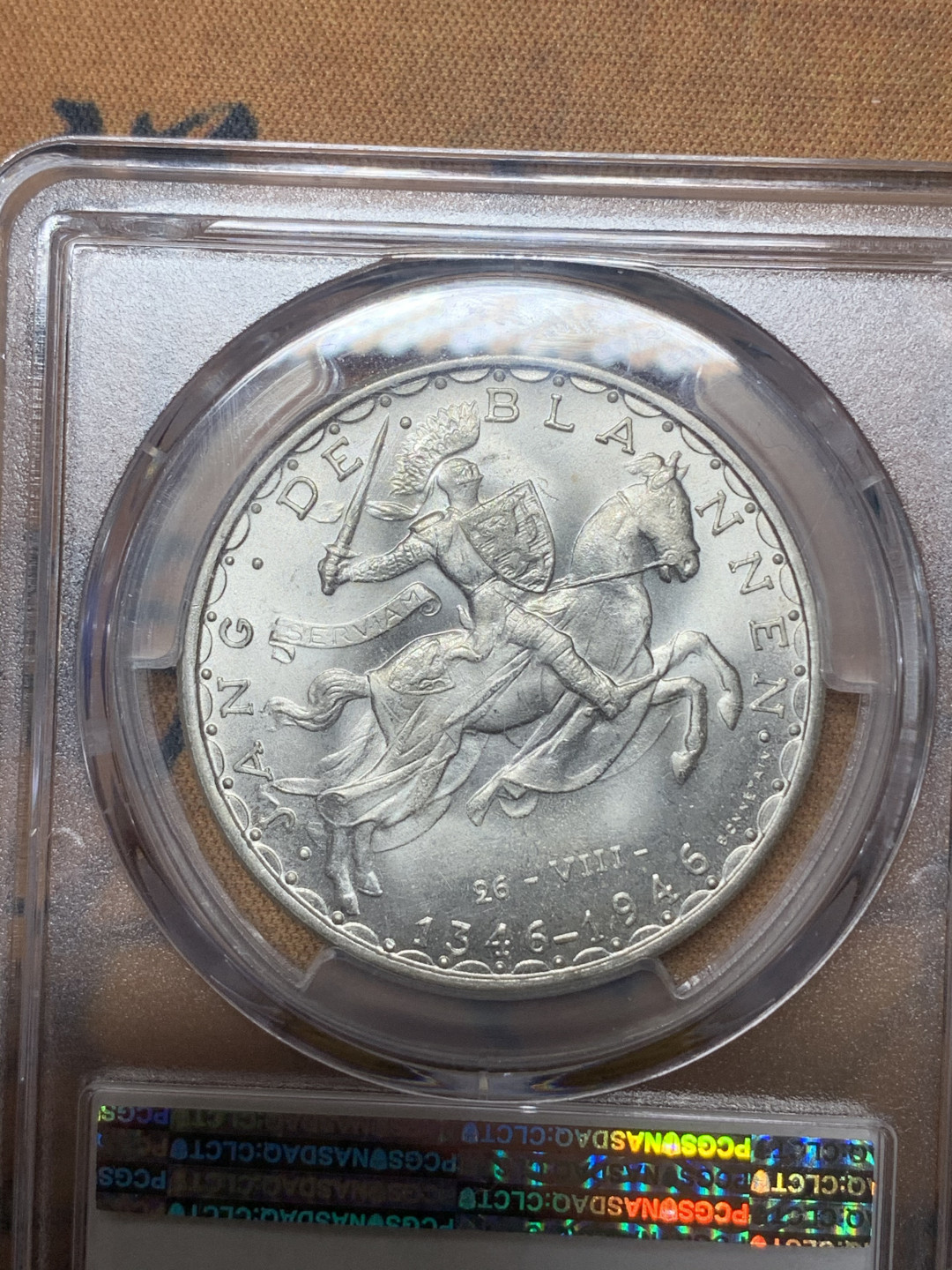 《竞宝斋》钱币微拍-第23场（全场顺丰包邮） pcgs-ms64 1946年卢森堡100法郎银币 原光大银状态佳 骑士大马剑 飘逸驰骋 盒子下部内裂痕迹，背面支撑角有损