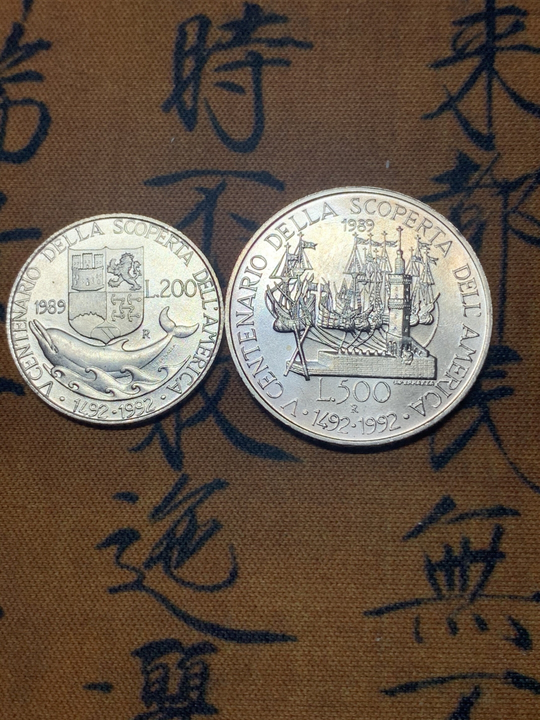 《竞宝斋》钱币微拍-第23场（全场顺丰包邮） 意大利1989年哥伦布航海探险500周年纪念200里拉、500里拉银币一对 835银，重量分别为5g、11g，直径分别为24mm、29.3mm，发行量7万5千枚。