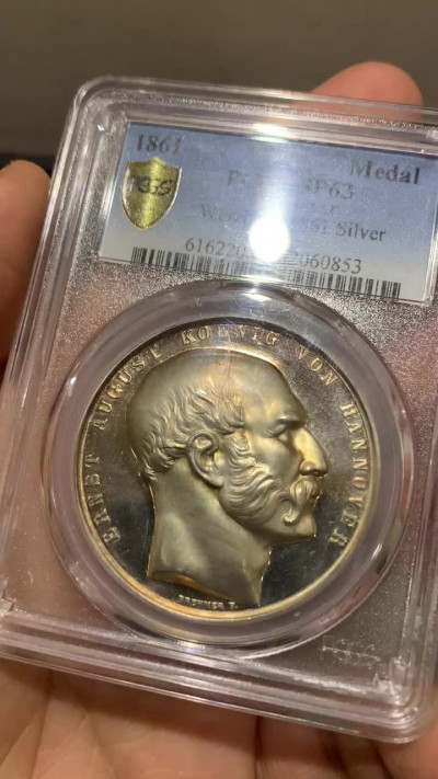 《竞宝斋》钱币微拍-第23场（全场顺丰包邮） pcgs-sp63 1861年汉诺威国王银样章 超强镜面底板 超高浮雕 玫瑰金彩 人物和骏马栩栩如生 细节极佳 奥古斯特一世是维多利亚女王的叔叔 既是德国人也是英国人 非常厚实的一枚银样章 盒子支撑角有损 还有一划