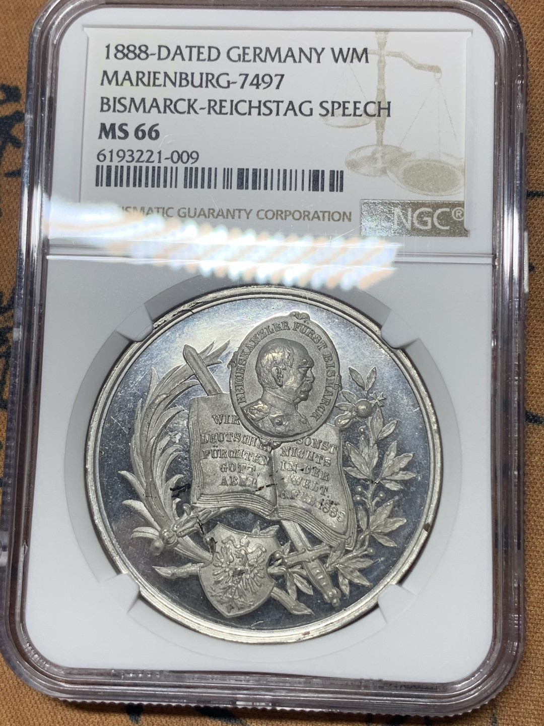 《竞宝斋》钱币微拍-第23场（全场顺丰包邮） ngc-ms66！1888三皇之年德意志帝国宰相俾斯麦国会演讲纪念章 高浮雕镜面工艺 状态完美 正面是俾斯麦的半身像、宝剑、权杖、国徽和演讲稿 背面的超大橡树是德意志的国树 象征着坚毅不倒的民族精神 铭文：橡树是我们德意志祖国的守护神 数据库唯一冠军分 极稀
