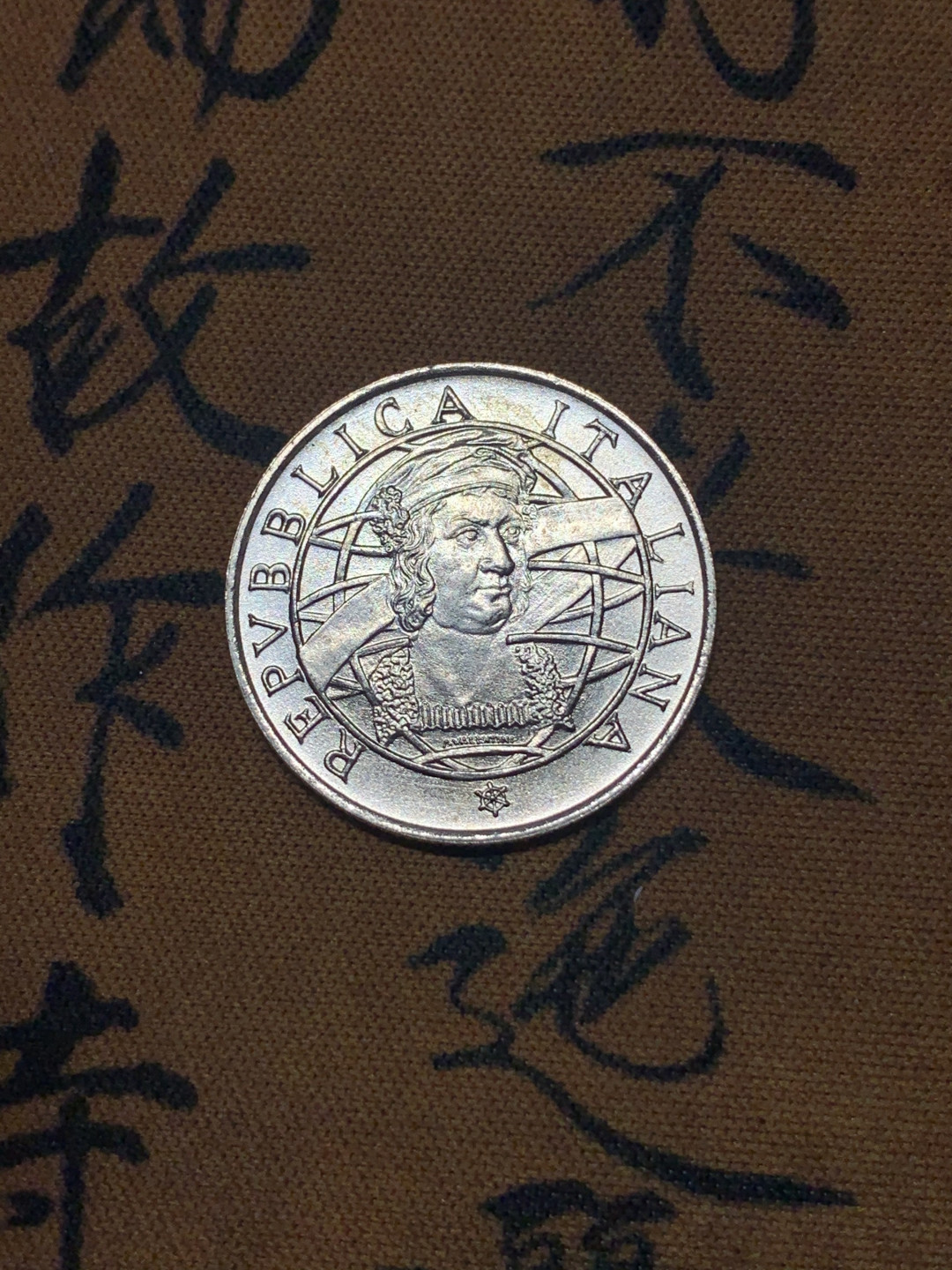 《竞宝斋》钱币微拍-第23场（全场顺丰包邮） 意大利1989年哥伦布航海探险500周年纪念200里拉、500里拉银币一对 835银，重量分别为5g、11g，直径分别为24mm、29.3mm，发行量7万5千枚。