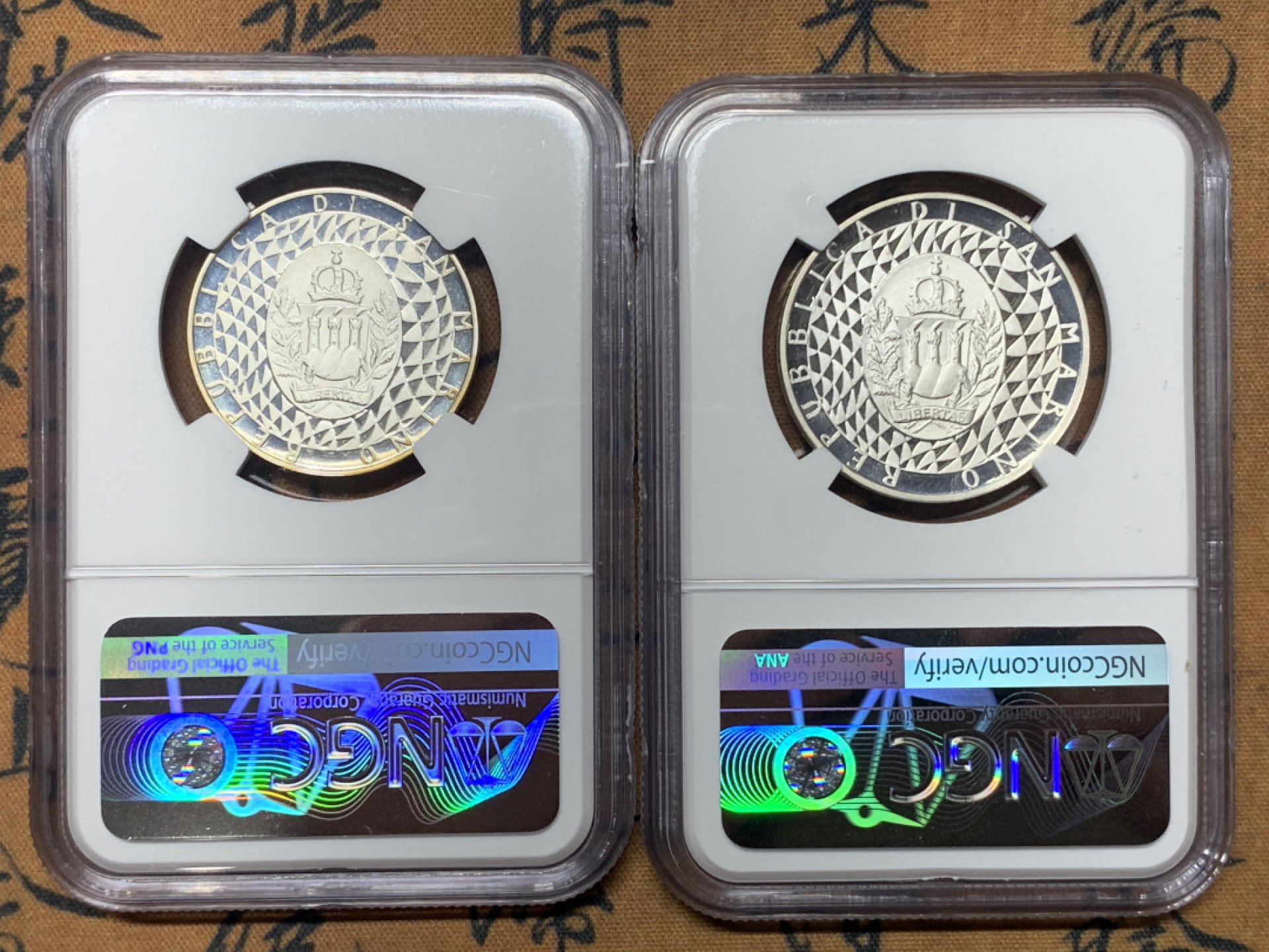 《竞宝斋》钱币微拍-第23场（全场顺丰包邮） ngc-pf68uc 2枚 圣马力诺500/1000里拉精制银币一对 1990年意大利世界杯纪念 老精稀唯一亚军分 胜利女神手托大力神杯，足球运动员争抢 设计独特历史事件联动币