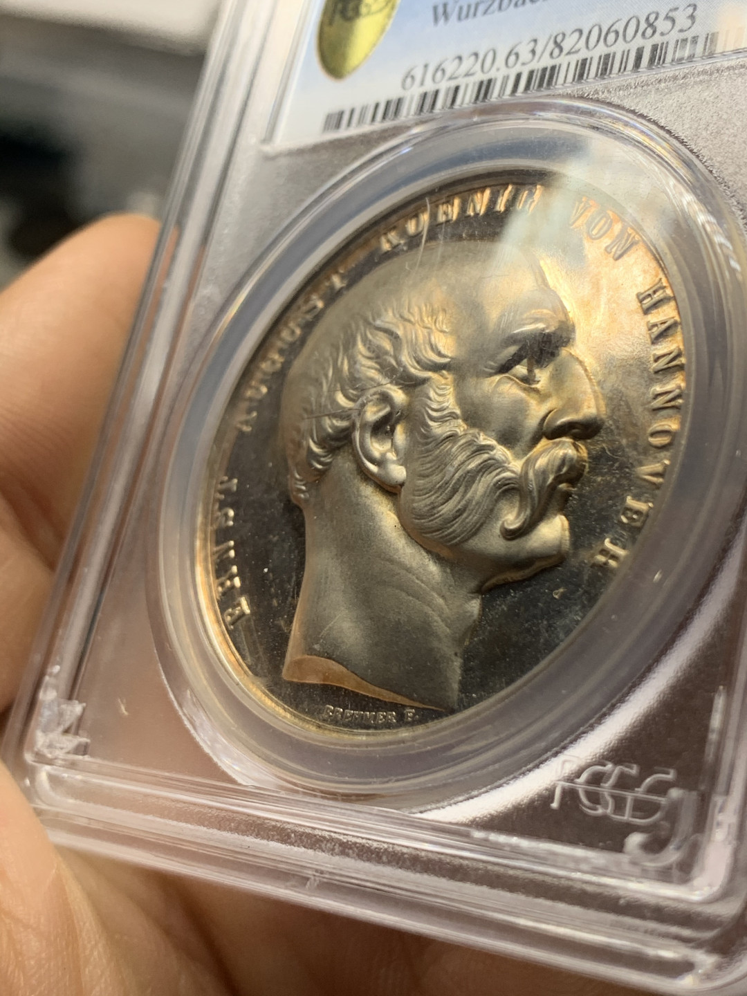 《竞宝斋》钱币微拍-第23场（全场顺丰包邮） pcgs-sp63 1861年汉诺威国王银样章 超强镜面底板 超高浮雕 玫瑰金彩 人物和骏马栩栩如生 细节极佳 奥古斯特一世是维多利亚女王的叔叔 既是德国人也是英国人 非常厚实的一枚银样章 盒子支撑角有损 还有一划