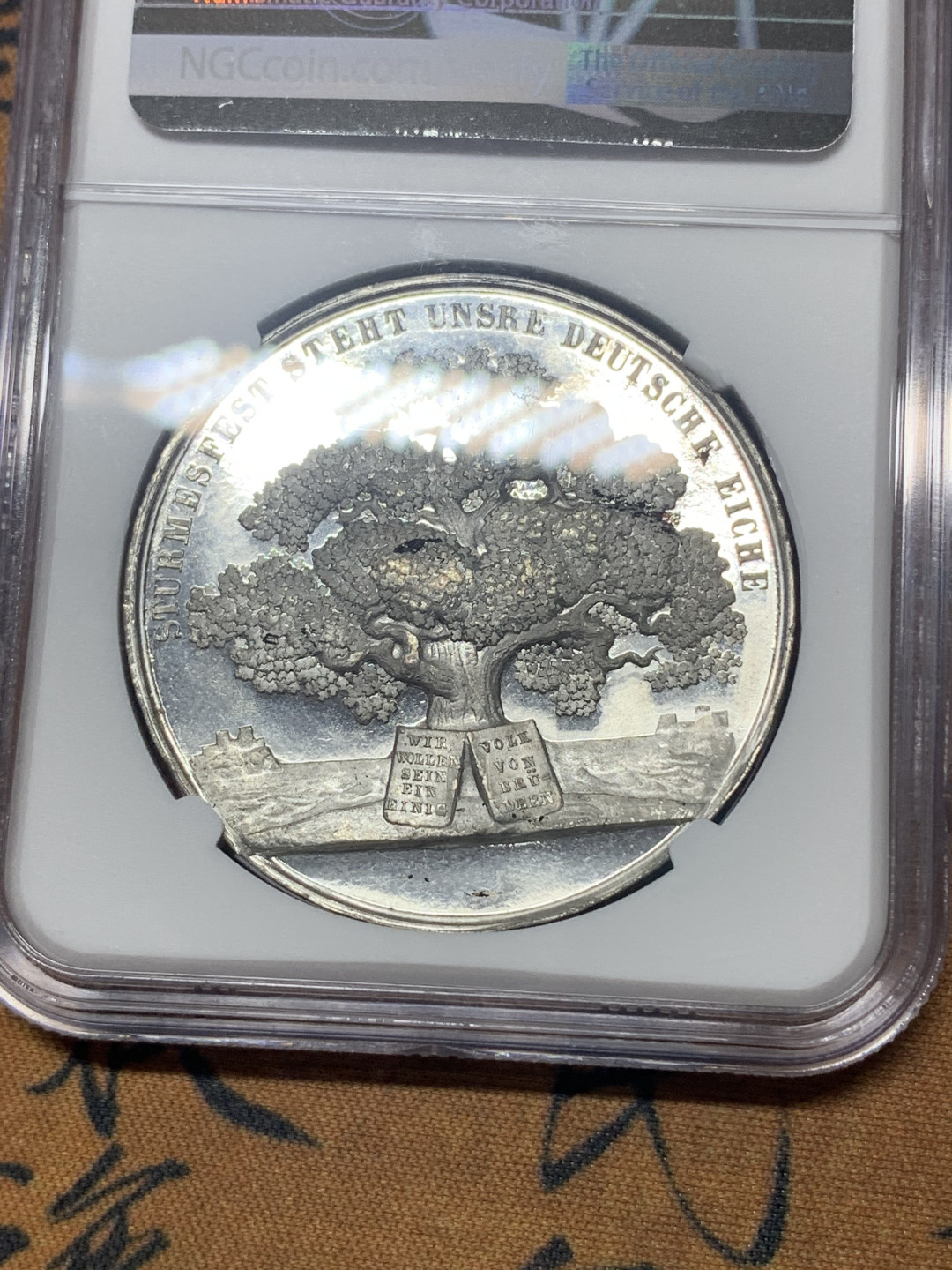 《竞宝斋》钱币微拍-第23场（全场顺丰包邮） ngc-ms66！1888三皇之年德意志帝国宰相俾斯麦国会演讲纪念章 高浮雕镜面工艺 状态完美 正面是俾斯麦的半身像、宝剑、权杖、国徽和演讲稿 背面的超大橡树是德意志的国树 象征着坚毅不倒的民族精神 铭文：橡树是我们德意志祖国的守护神 数据库唯一冠军分 极稀