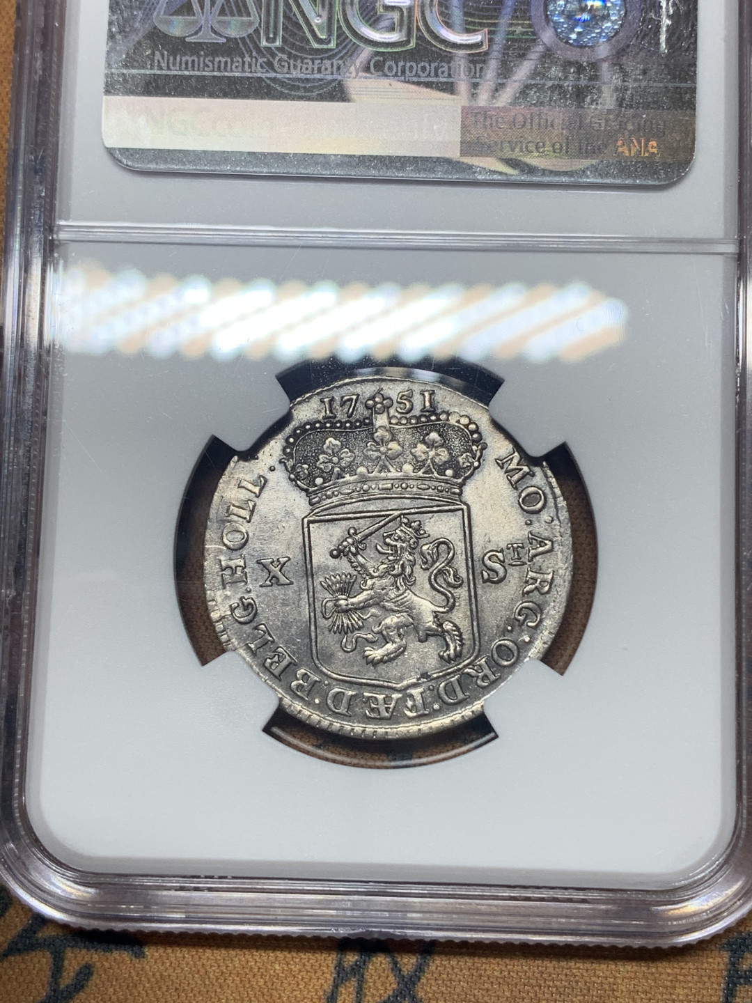 《竞宝斋》钱币微拍-第23场（全场顺丰包邮） ngc-ms64 极稀 1751年荷兰10斯泰佛 半盾银币 品相极佳荷兰小站洋 雕刻精细设计绝美 女神袒胸露乳 衣襟飘飘 贵气十足 古铜色绚丽包浆 近300年前的铸币工艺 令人惊叹