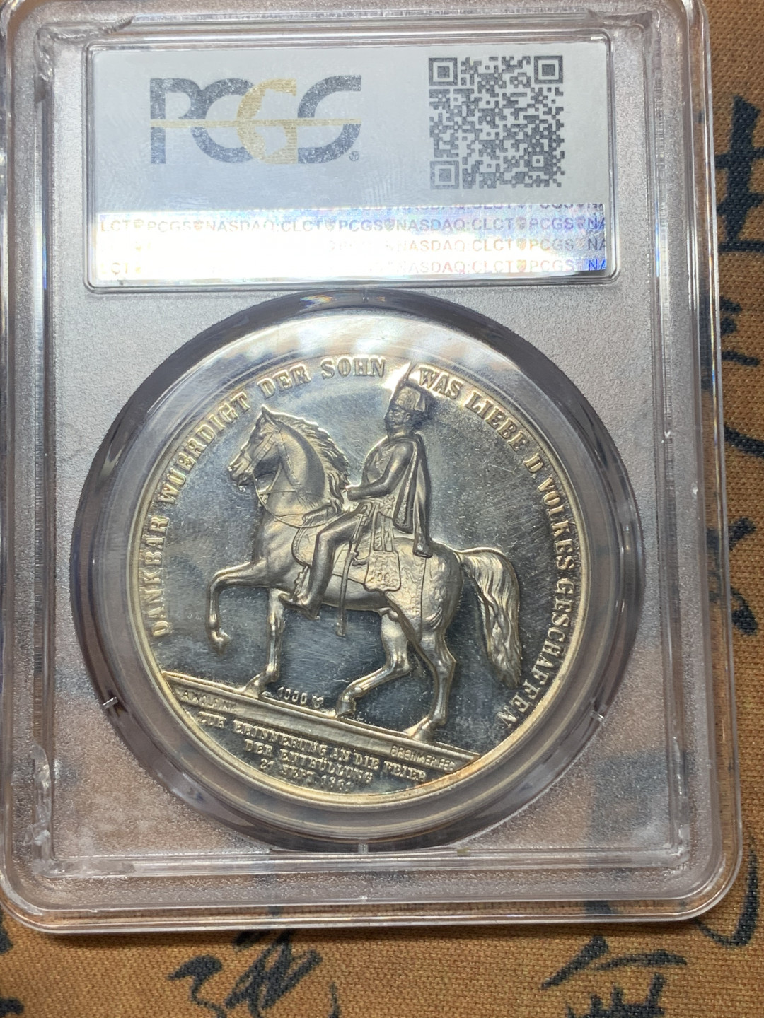 《竞宝斋》钱币微拍-第23场（全场顺丰包邮） pcgs-sp63 1861年汉诺威国王银样章 超强镜面底板 超高浮雕 玫瑰金彩 人物和骏马栩栩如生 细节极佳 奥古斯特一世是维多利亚女王的叔叔 既是德国人也是英国人 非常厚实的一枚银样章 盒子支撑角有损 还有一划