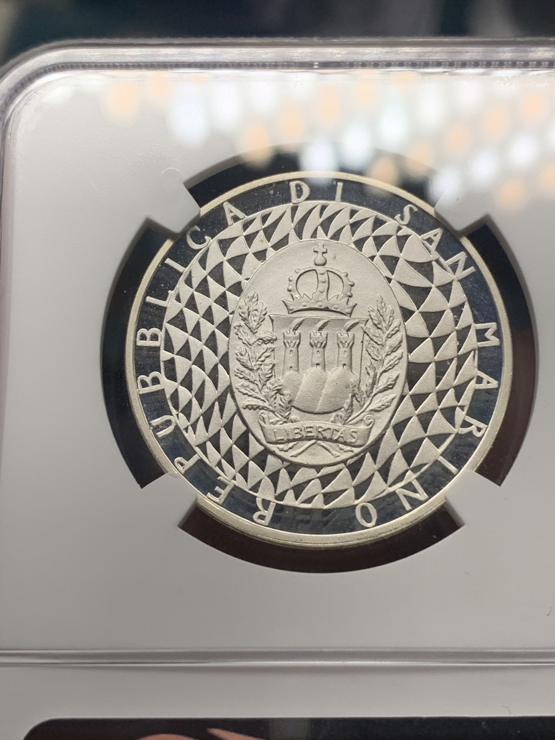 《竞宝斋》钱币微拍-第23场（全场顺丰包邮） ngc-pf68uc 2枚 圣马力诺500/1000里拉精制银币一对 1990年意大利世界杯纪念 老精稀唯一亚军分 胜利女神手托大力神杯，足球运动员争抢 设计独特历史事件联动币