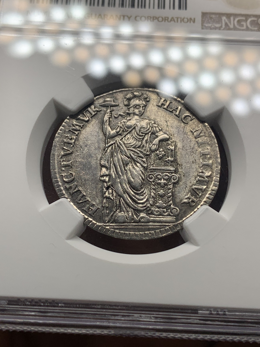 《竞宝斋》钱币微拍-第23场（全场顺丰包邮） ngc-ms64 极稀 1751年荷兰10斯泰佛 半盾银币 品相极佳荷兰小站洋 雕刻精细设计绝美 女神袒胸露乳 衣襟飘飘 贵气十足 古铜色绚丽包浆 近300年前的铸币工艺 令人惊叹