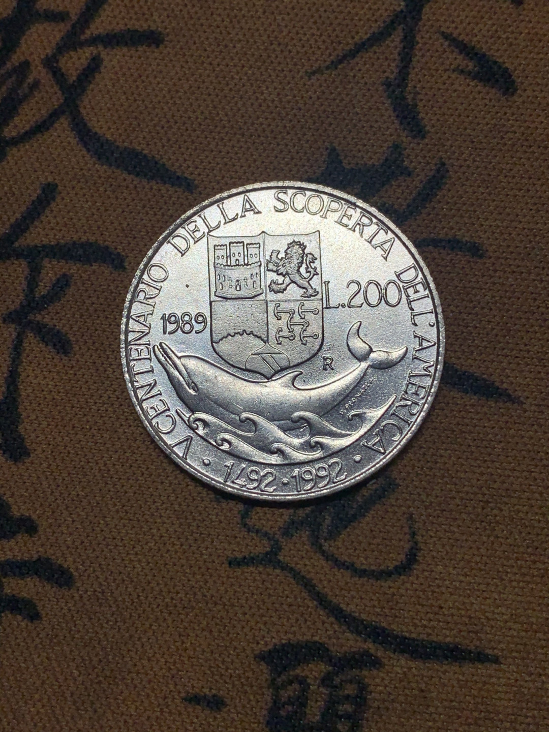 《竞宝斋》钱币微拍-第23场（全场顺丰包邮） 意大利1989年哥伦布航海探险500周年纪念200里拉、500里拉银币一对 835银，重量分别为5g、11g，直径分别为24mm、29.3mm，发行量7万5千枚。