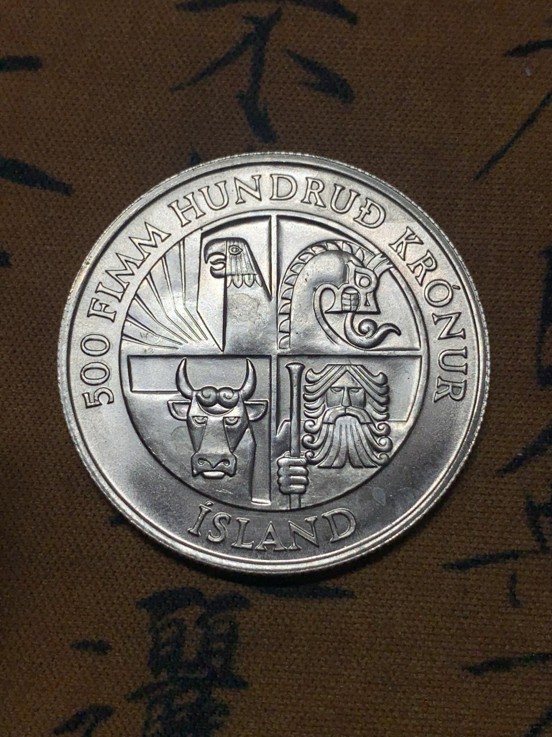 《竞宝斋》钱币微拍-第23场（全场顺丰包邮） 冰岛1974年定居1100周年纪念500克朗、1000克朗银币一对 835银，重量分别为5g、11g，直径分别为24mm、29.3mm，发行量7万5千枚。