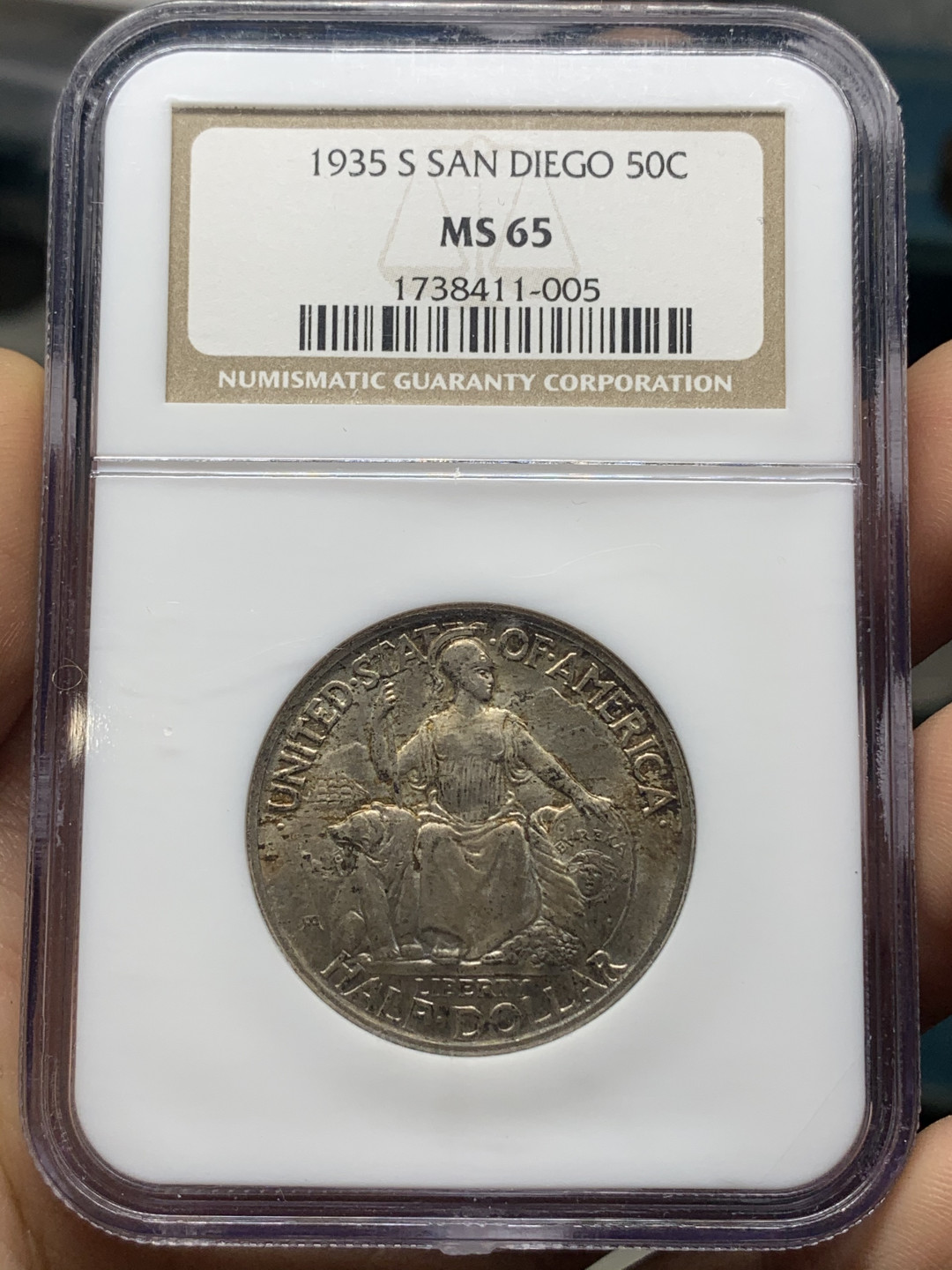 《竞宝斋》钱币微拍-第23场（全场顺丰包邮） ngc-ms65 美国1935年圣迭戈半圆 90年的老盒子严评 女神白熊大钟楼 丝绸光 细节锐利 双面通体深杏色黄油包浆 实物观感极佳