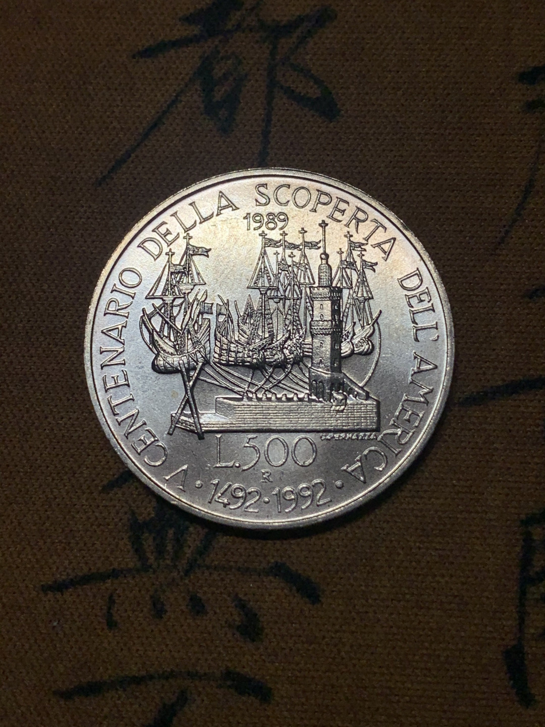 《竞宝斋》钱币微拍-第23场（全场顺丰包邮） 意大利1989年哥伦布航海探险500周年纪念200里拉、500里拉银币一对 835银，重量分别为5g、11g，直径分别为24mm、29.3mm，发行量7万5千枚。