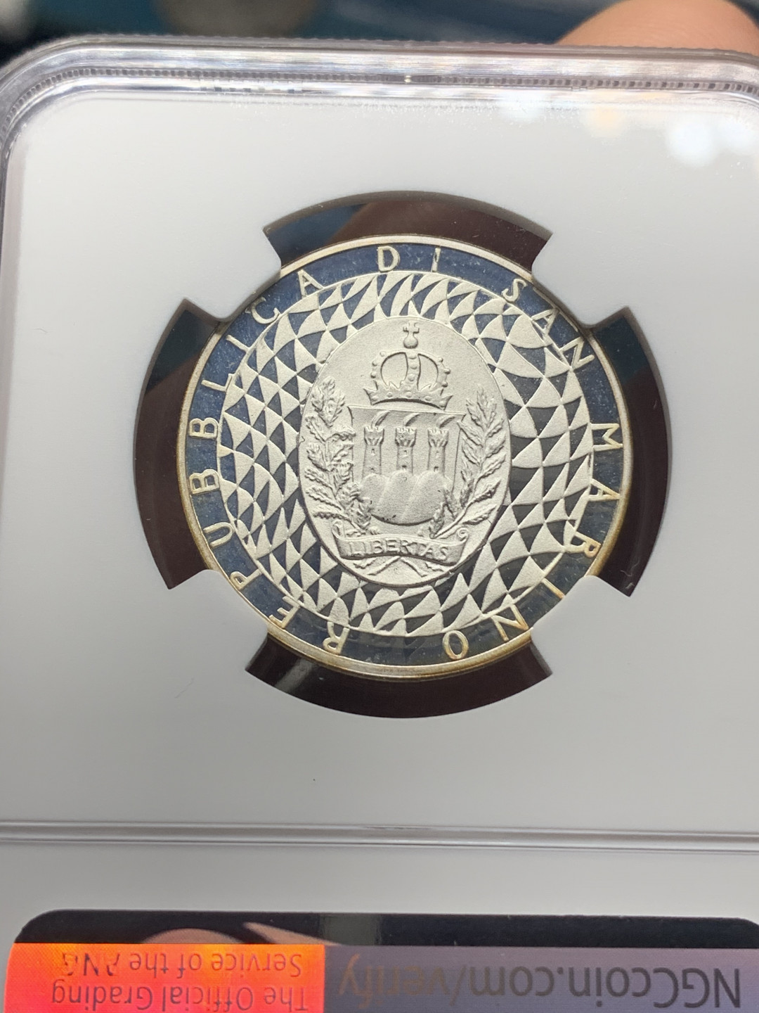 《竞宝斋》钱币微拍-第23场（全场顺丰包邮） ngc-pf68uc 2枚 圣马力诺500/1000里拉精制银币一对 1990年意大利世界杯纪念 老精稀唯一亚军分 胜利女神手托大力神杯，足球运动员争抢 设计独特历史事件联动币