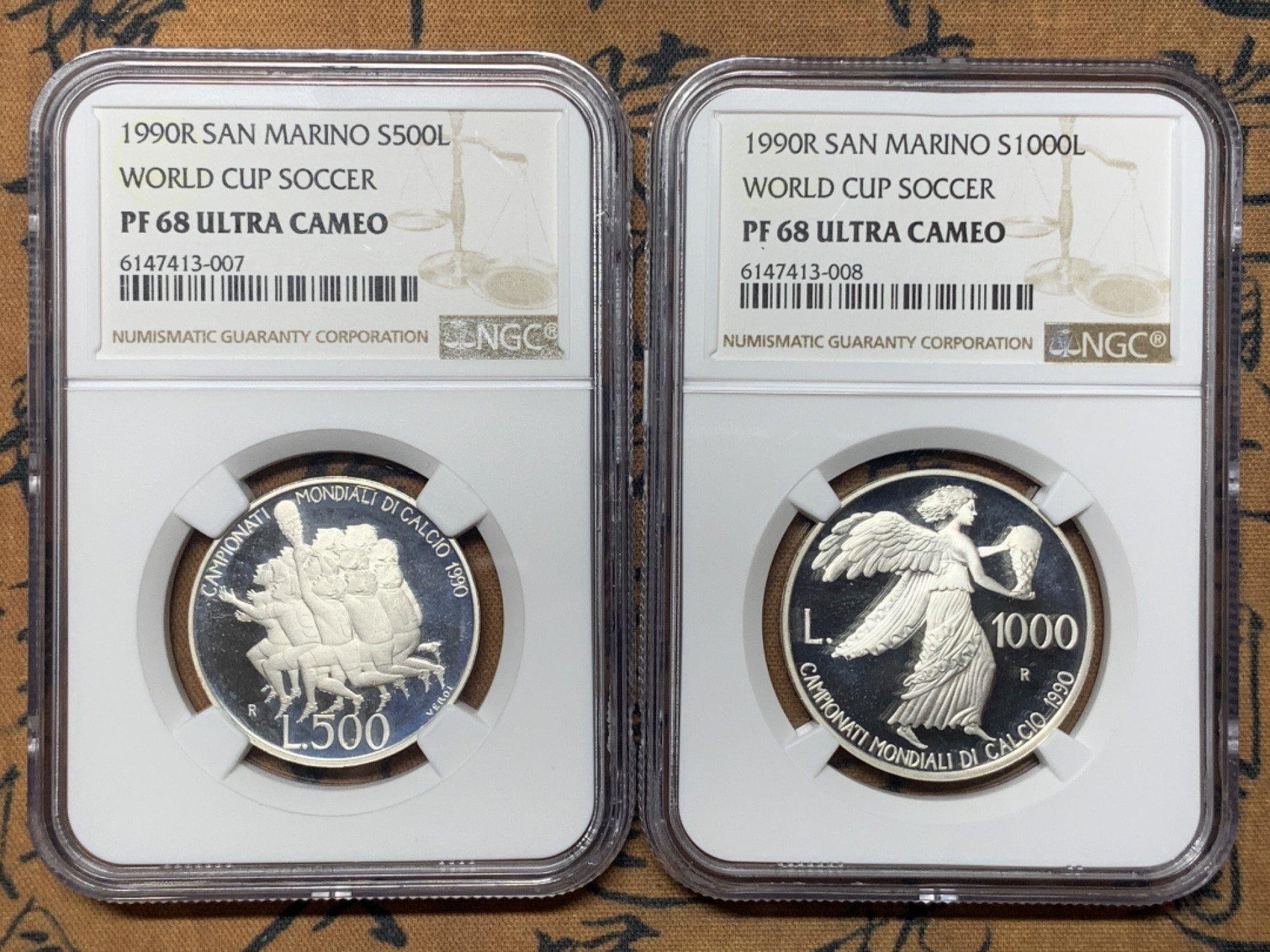 《竞宝斋》钱币微拍-第23场（全场顺丰包邮） ngc-pf68uc 2枚 圣马力诺500/1000里拉精制银币一对 1990年意大利世界杯纪念 老精稀唯一亚军分 胜利女神手托大力神杯，足球运动员争抢 设计独特历史事件联动币