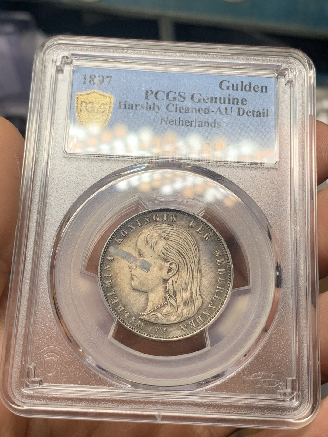 《竞宝斋》钱币微拍-第23场（全场顺丰包邮） PCGS 评级 荷兰 1897年 萝莉 1盾银币 细节清晰，脸部包浆恰似黑巾蒙面 整体非常好看