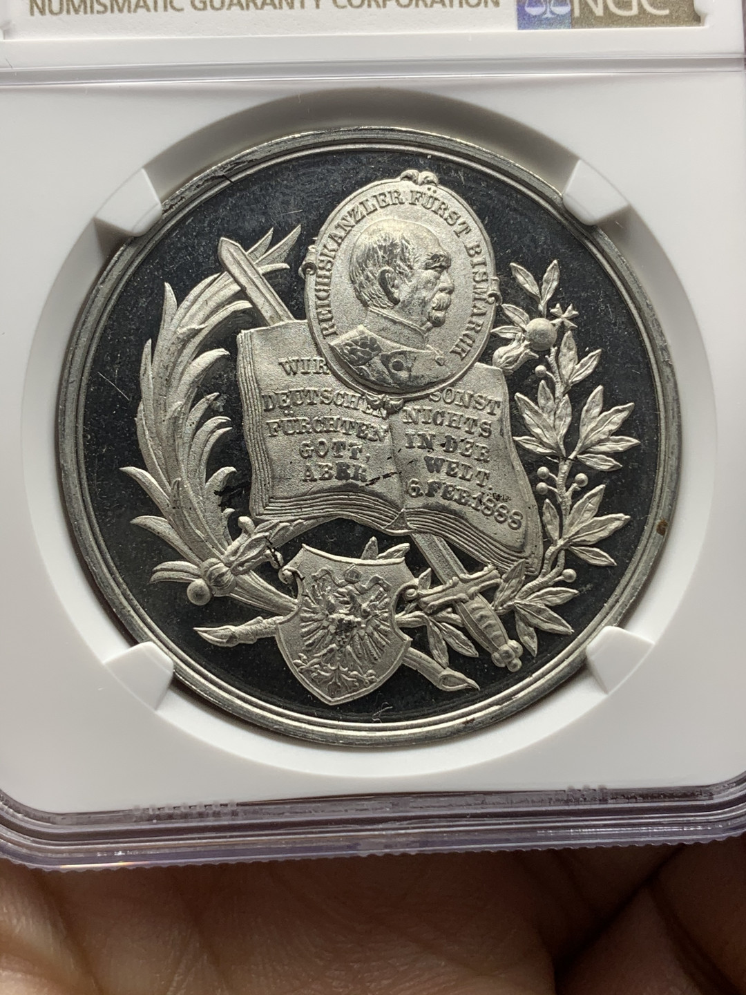 《竞宝斋》钱币微拍-第23场（全场顺丰包邮） ngc-ms66！1888三皇之年德意志帝国宰相俾斯麦国会演讲纪念章 高浮雕镜面工艺 状态完美 正面是俾斯麦的半身像、宝剑、权杖、国徽和演讲稿 背面的超大橡树是德意志的国树 象征着坚毅不倒的民族精神 铭文：橡树是我们德意志祖国的守护神 数据库唯一冠军分 极稀