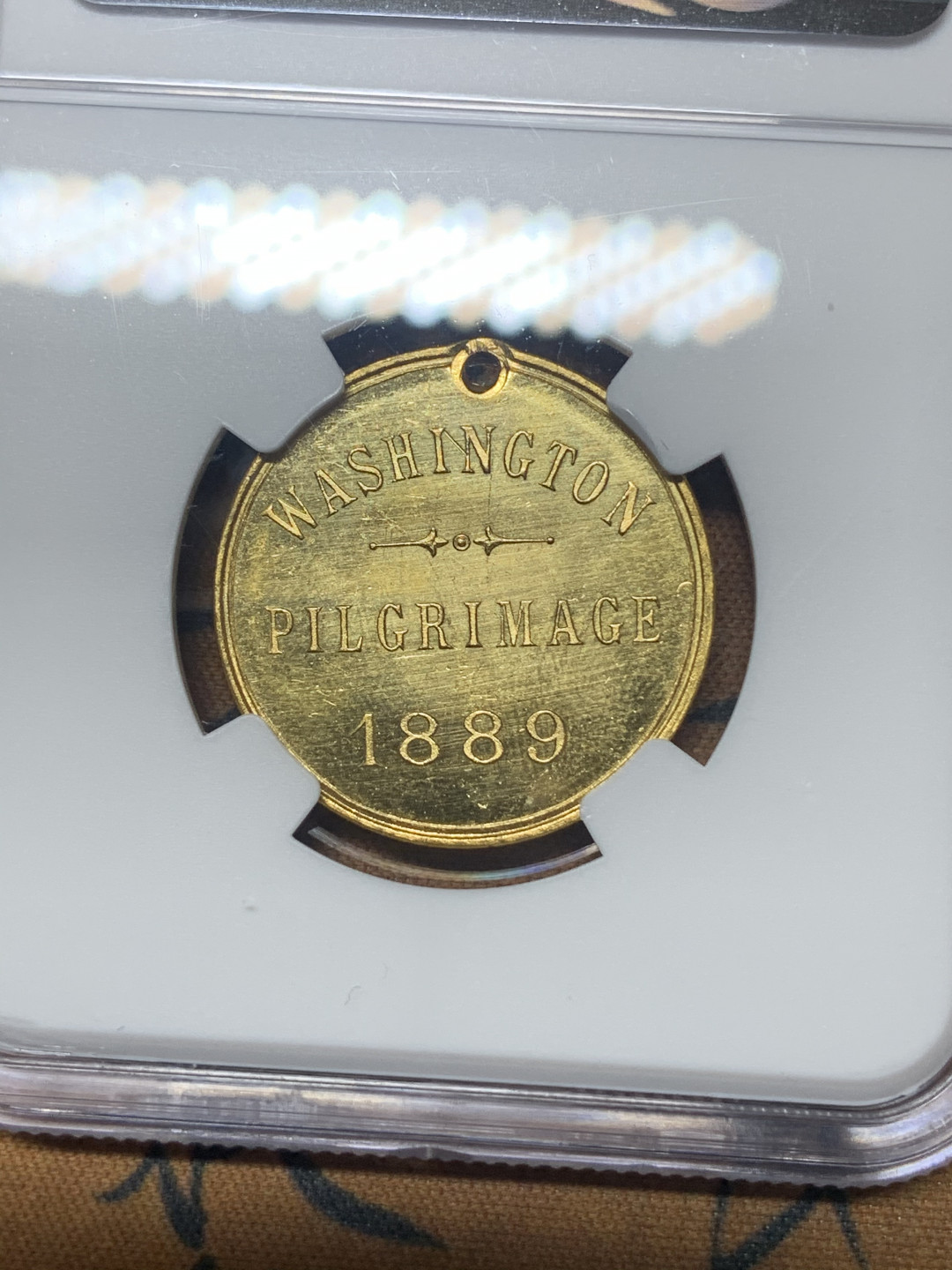 《竞宝斋》钱币微拍-第23场（全场顺丰包邮） ngc-ms64dpl 1889年美国镀金奖章 纪念圣殿骑士团俄亥俄年度密会 高分双面小镜子 ngc给章dpl非常不容易 圣殿骑士团的历史可追溯到1119年 十字军东征时期 数据库唯一评级 极稀历史文物章 5853529-004