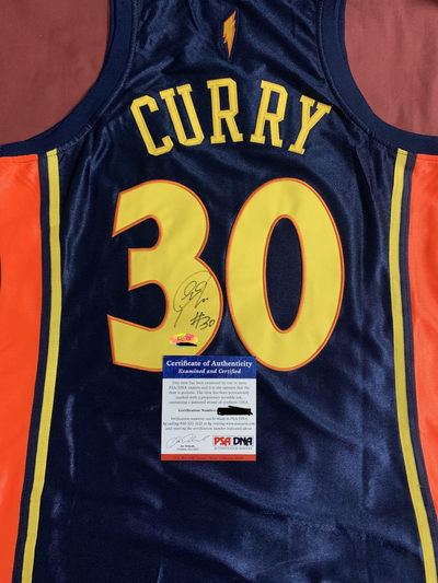 库里亲签球衣。库里亲笔签名球衣 库里签名 NBA历史三分王 带证书可查 可查可验证 带权威机构检测报告 可送框裱  价格美丽。 自己收藏。签名百分百保真 。可以直接私聊我议价格 - 库里亲签球衣。库里亲笔签名球衣 库里签名 NBA历史三分王 带证书可查 可查可验证 带权威机构检测报告 可送框裱  价格美丽。 自己收藏。签名百分百保真 。可以直接私聊我议价格