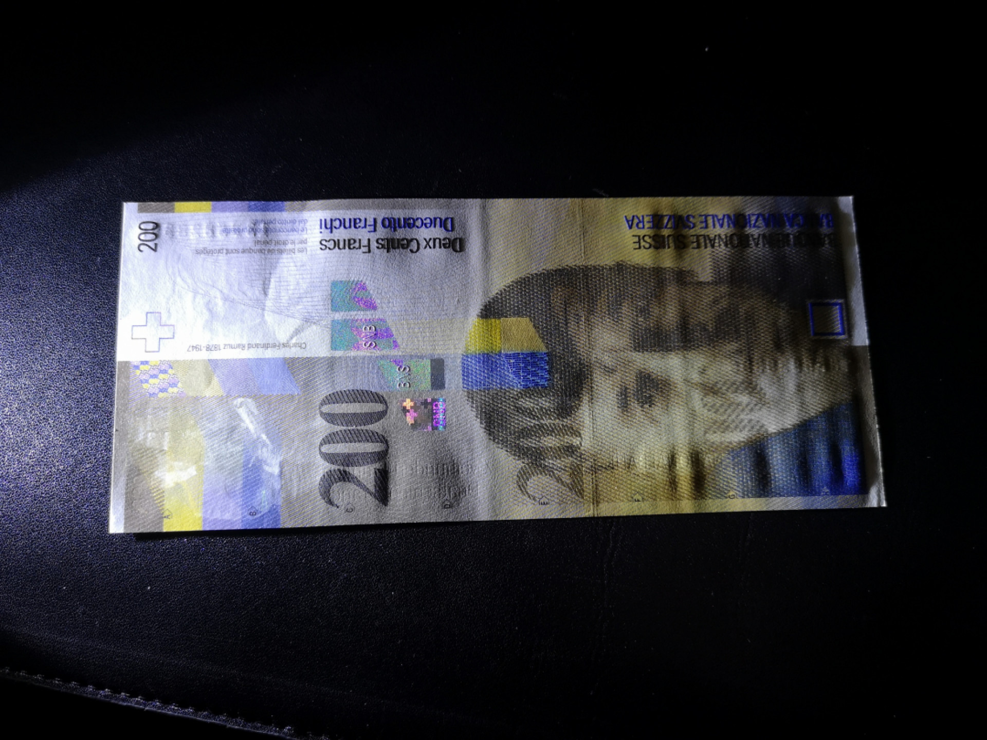 《外钞收藏家》第一百五十八期拍卖（本期111件） 2013年瑞士人像版200法郎  UNC- 品相如图 号码无47