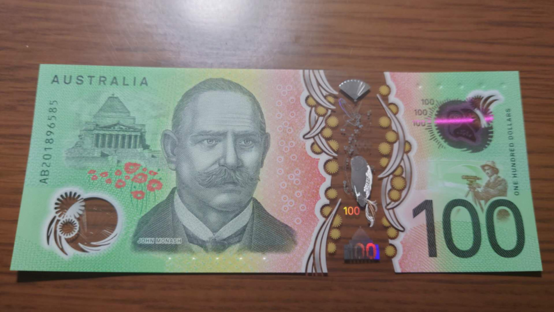 今晚八点半【囧羊收藏】精选微拍第43期暨2021年第三十四期 世界纸币精选 【一口价已售出，勿出价】2020年澳大利亚100元塑料钞 全程无47尾号85 全新UNC塑料窗口完美无花