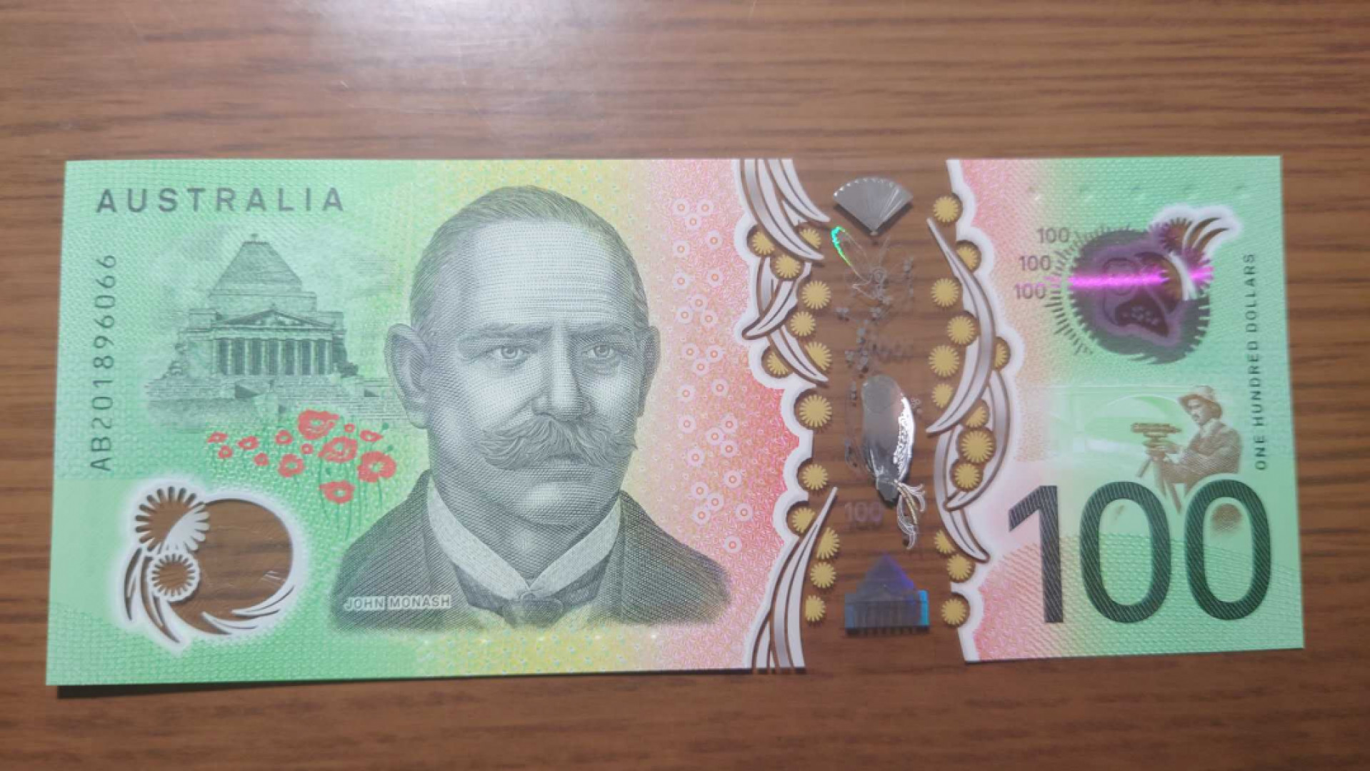 今晚八点半【囧羊收藏】精选微拍第43期暨2021年第三十四期 世界纸币精选 【一口价已售出，勿出价】2020年澳大利亚100元塑料钞 全程无47尾号66 全新UNC塑料窗口完美无花