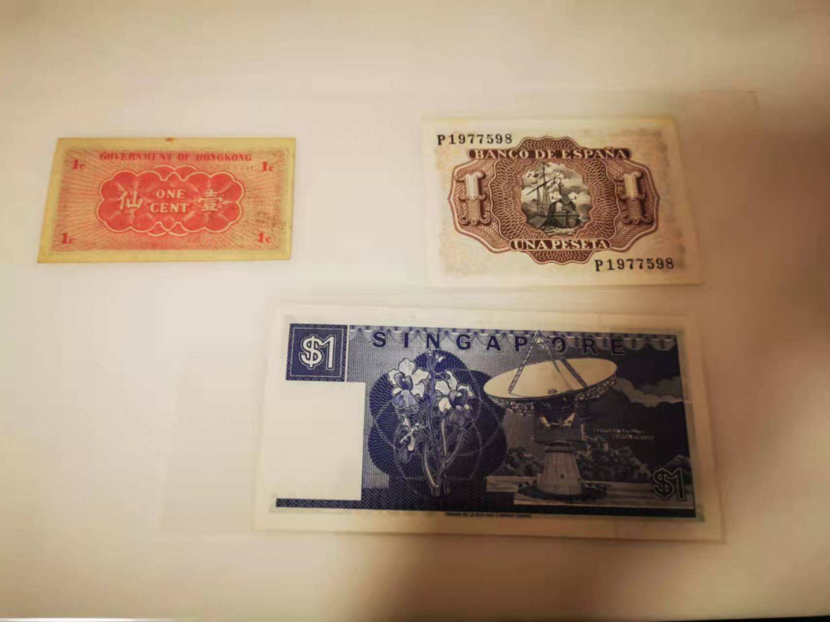 【鲸贝乐淘★叁拍包邮】千字文·第“恬笔伦纸，钧巧任钓”号拍卖 【外币三张】香港，西班牙，新加坡，品相如图，AUNC ，微微弱
