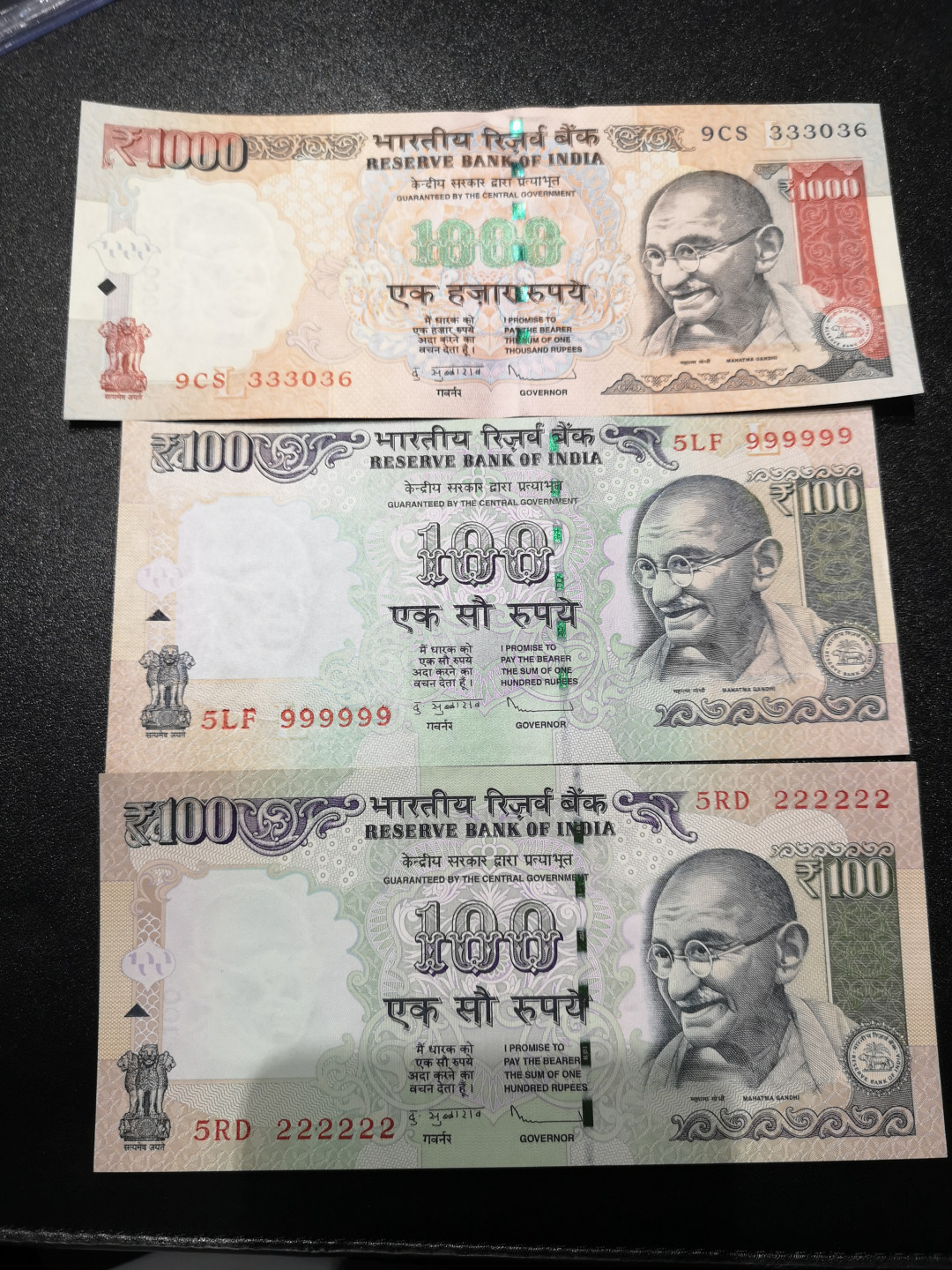 《外钞收藏家》第一百五十八期拍卖（本期111件） 印度1000卢比 无47靓号 100卢比两张全同号 三张一起 全新UNC