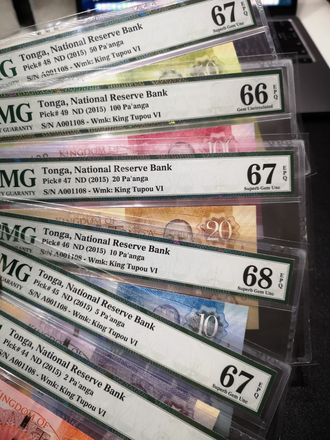 《外钞收藏家》第一百五十八期拍卖（本期111件） 汤加全同号一套 六张 PMG分数如图 A冠1108号