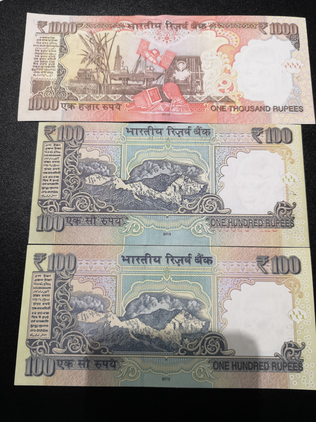 《外钞收藏家》第一百五十八期拍卖（本期111件） 印度1000卢比 无47靓号 100卢比两张全同号 三张一起 全新UNC
