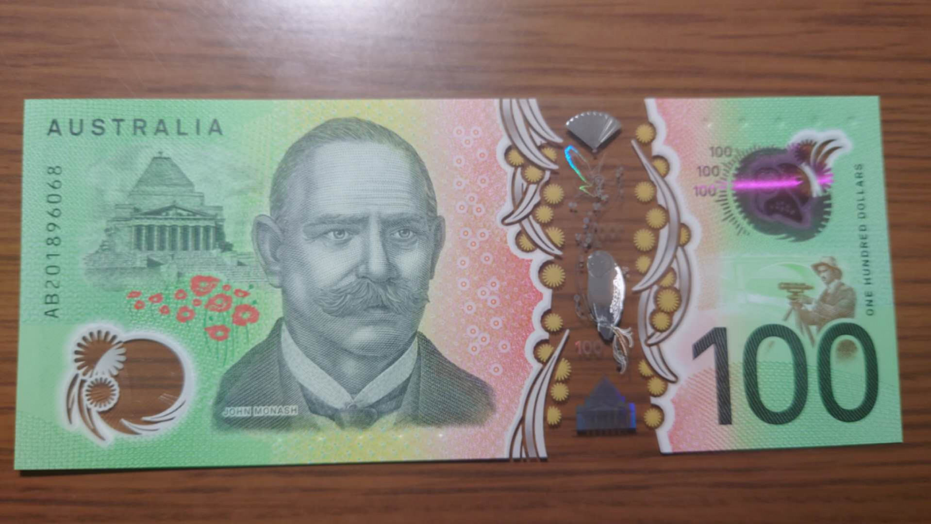 今晚八点半【囧羊收藏】精选微拍第43期暨2021年第三十四期 世界纸币精选 【一口价售出，勿出价】2020年澳大利亚100元塑料钞 全程无47尾号68 全新UNC塑料窗口完美无花